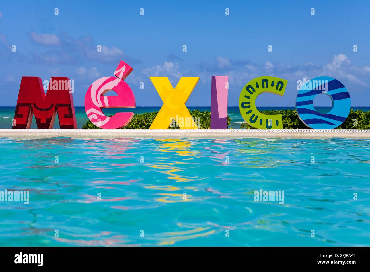 Buntes Mexiko-Schild am Pool, Playa del Carmen, Quintana Roo, Yucatán-Halbinsel, Mexiko Stockfoto