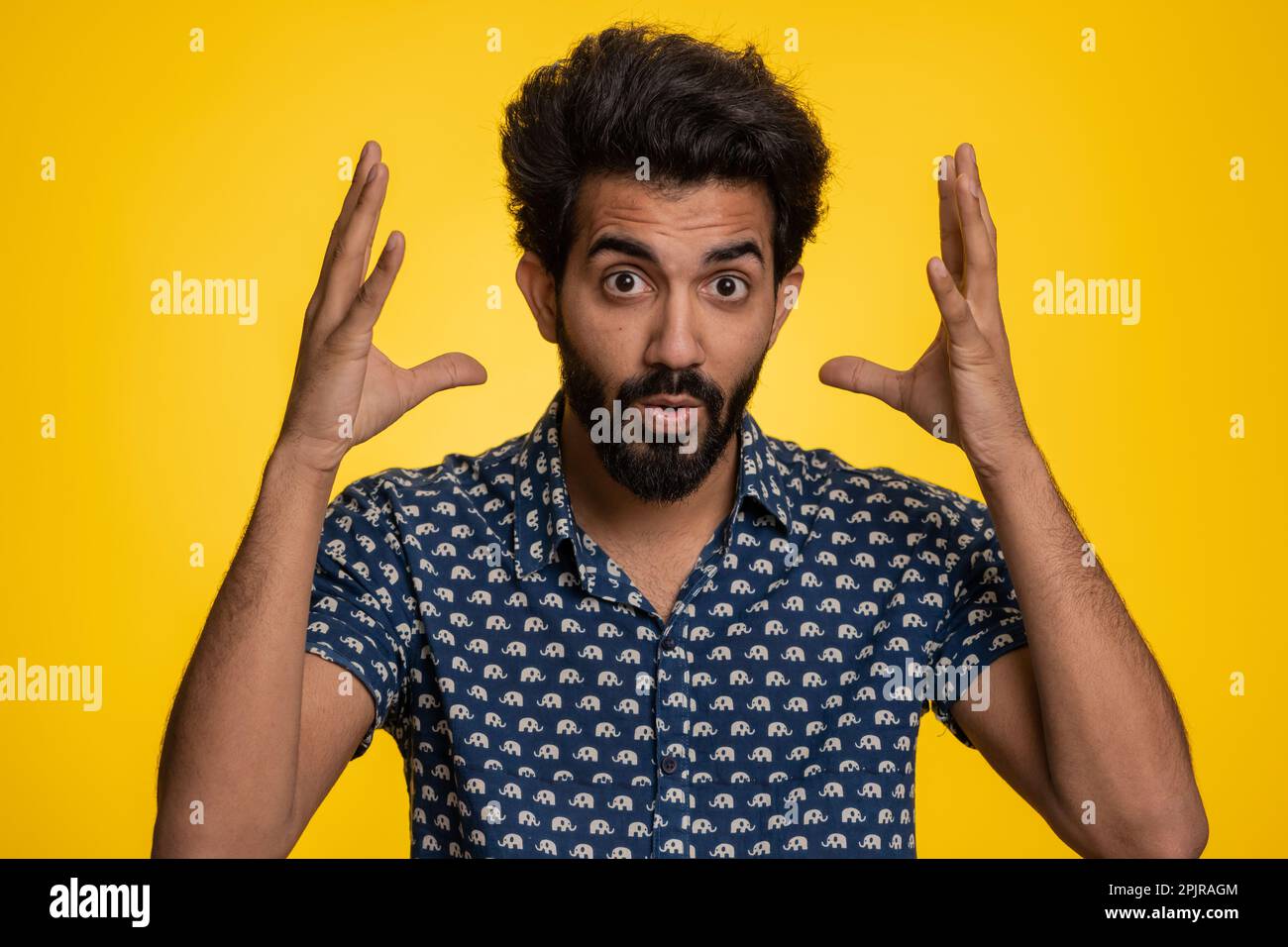 Oh mein Gott, wow. Aufgeregter, verblüffter Siegermann Überraschung, der mit großen Augen in die Kamera schaut, schockiert vom plötzlichen Sieg. Aufrichtig verwirrter, geschockter, gutaussehender indianer, isoliert auf gelbem Studiohintergrund Stockfoto