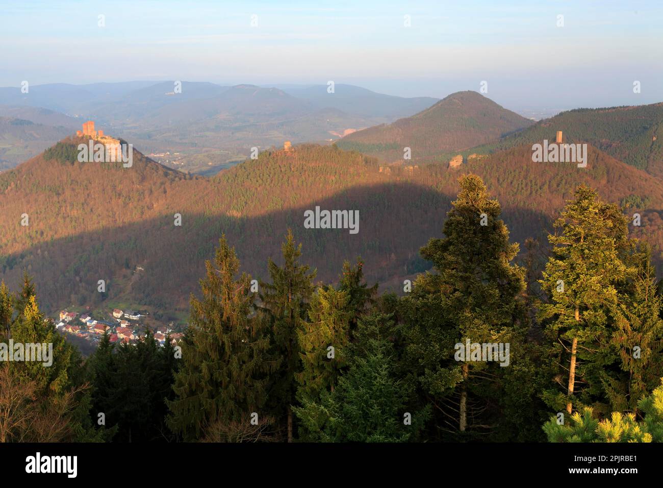 Blick vom Rehberg-Turm auf Trifels Castle, Annweiler, Pfalz, Rheinland-Pfalz, Deutschland, Blick vom Rehberg-Turm auf Trifels Castle Stockfoto