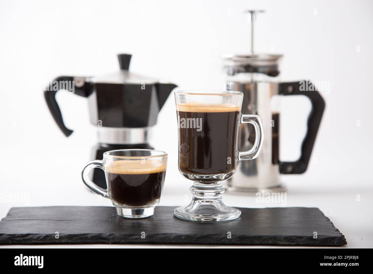 Eine kleine Tasse Kaffee mit französischen Pressekeksen und Kaffeebohnen Stockfoto