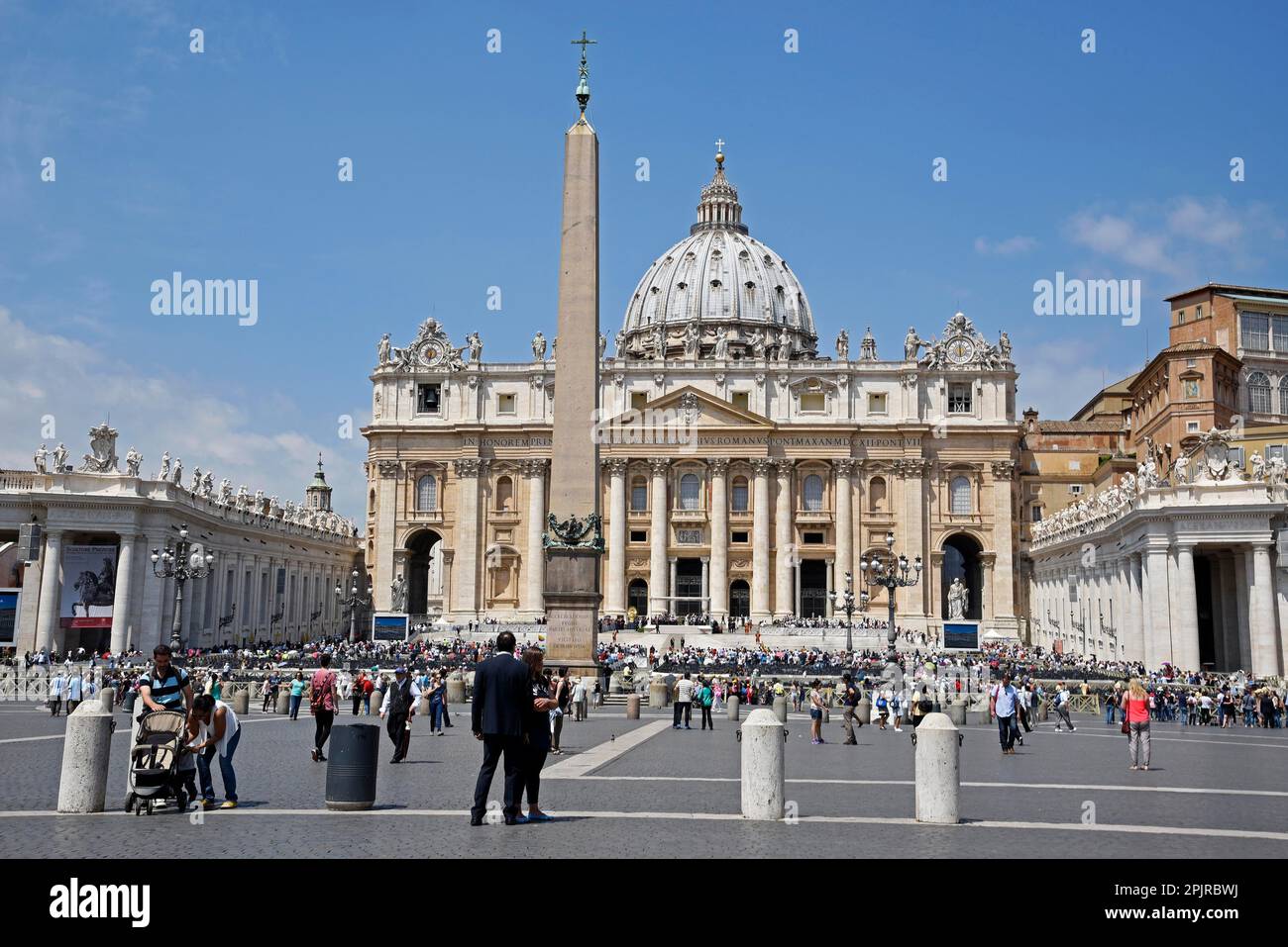 Touristen, Basilika San Pietro, St. Petersdom, Piazza di San Pietro, St. Petersplatz, Vatikanstadt Stockfoto
