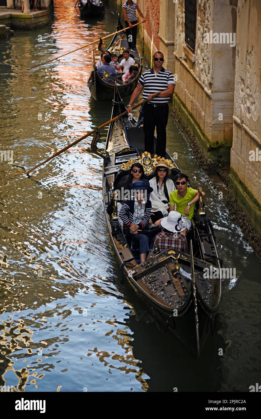 Touristen, Gondolier, Gondel, Kanal, Venedig, Venedig, Venetien, Italien Stockfoto