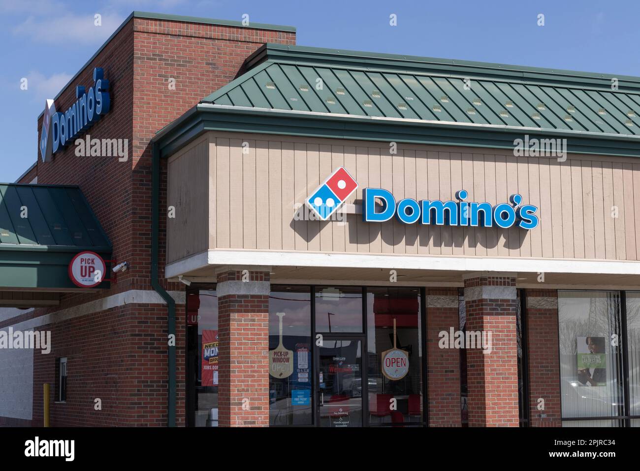 Avon - circa April 2023: Domino's Pizza Restaurant. Domino's liefert mehr als 1 Millionen Pizzas pro Tag. Stockfoto