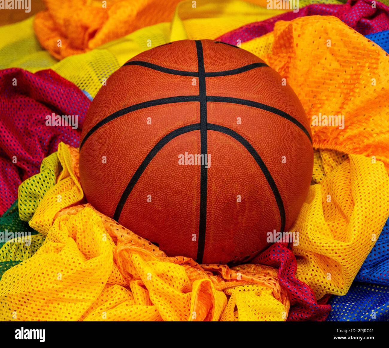 Ein Basketball auf vielen bunten Pinnies während eines Gymnastikkurses. Stockfoto