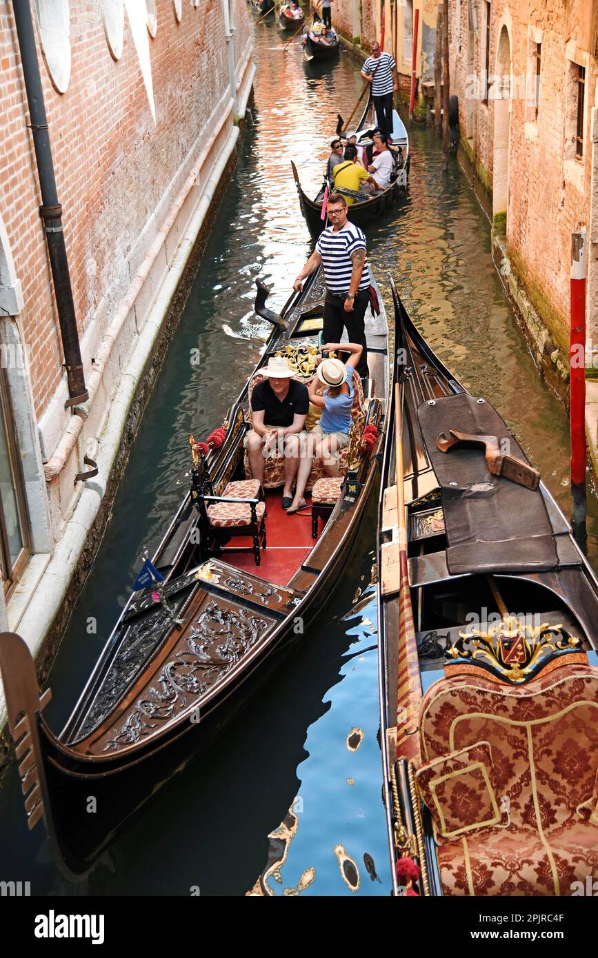 Touristen, Gondolier, Gondel, Kanal, Venedig, Veneto, Italien Stockfoto