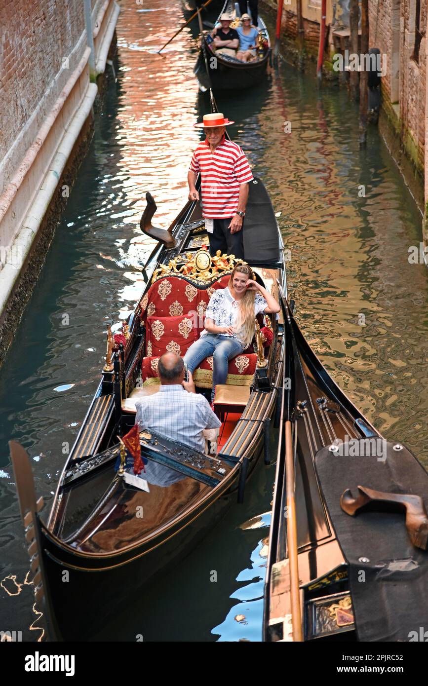 Touristen, Gondolier, Gondel, Kanal, Venedig, Veneto, Italien Stockfoto