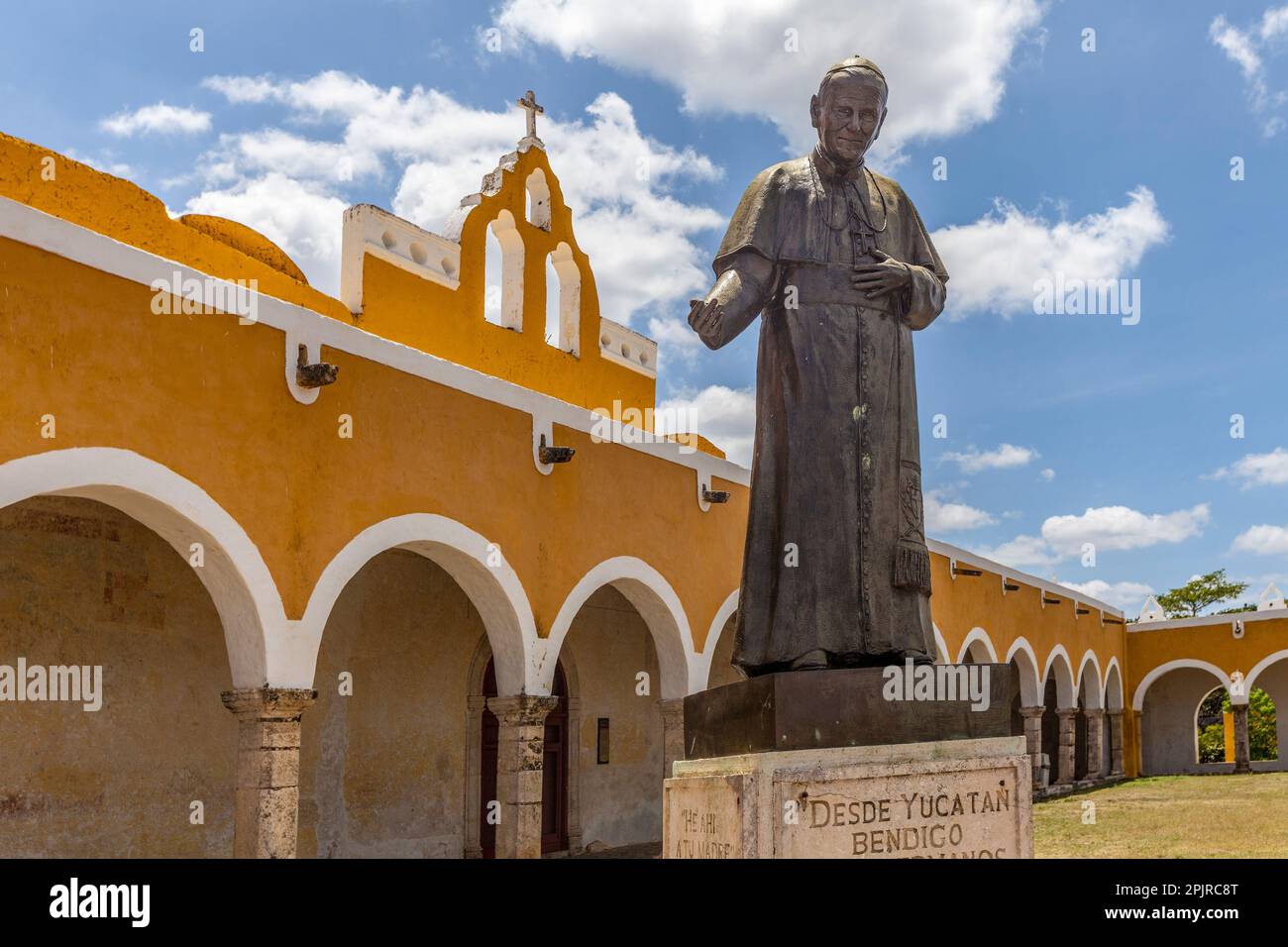 Statue von Papst Johannes Paul II., errichtet nach seinem Besuch im Jahr 1993 im Atrium des Klosters San Antonio de Padua in Izamal, Yucatan, Mexiko Stockfoto