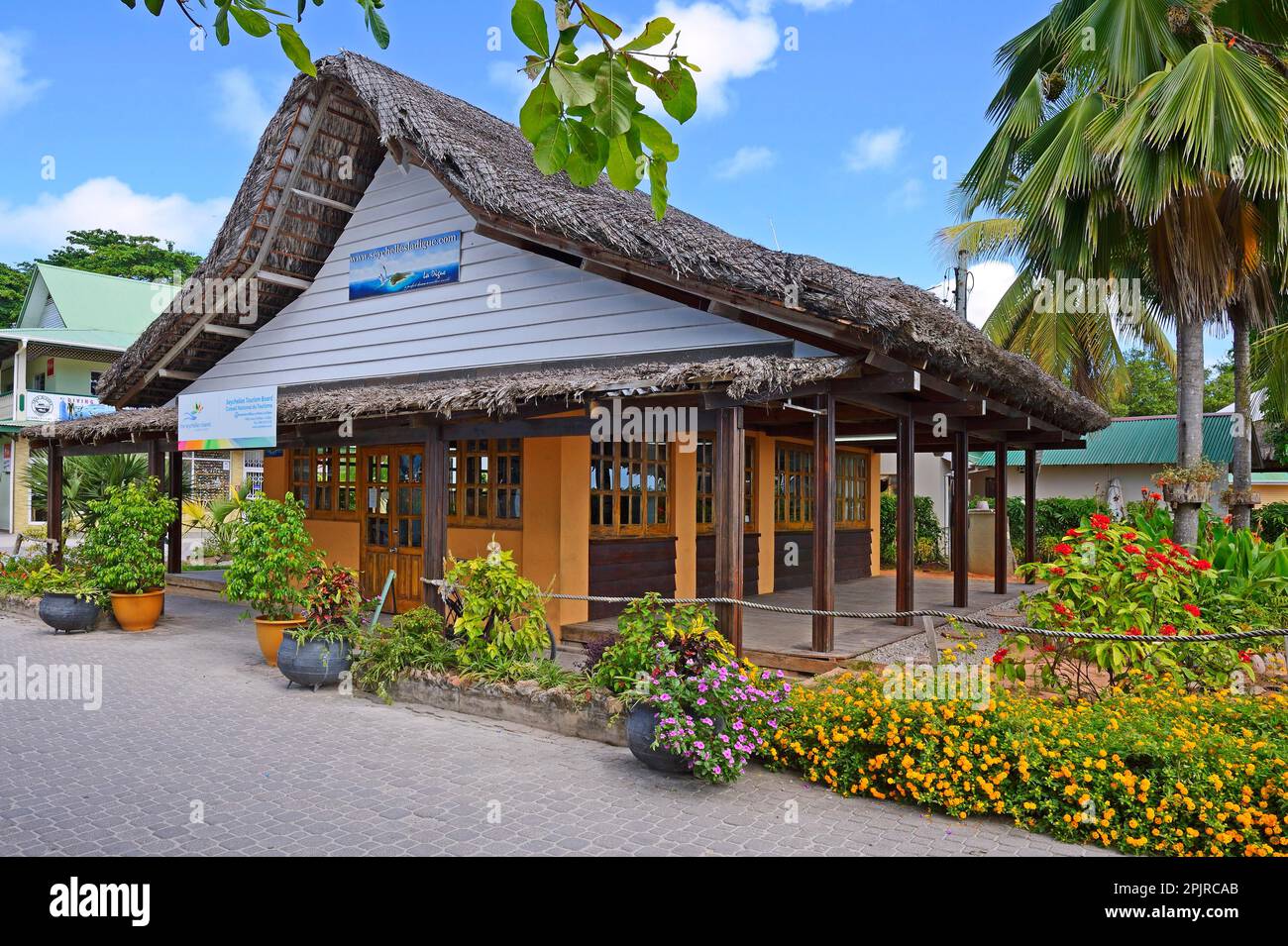 Tourismusbüro am Hafen der Insel La Digue, Dorf La Passe, Seychellen Stockfoto