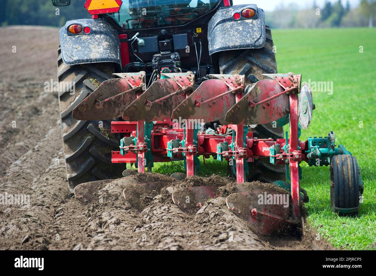 Valtra-Traktor pflügt das Feld mit vier-Furchen-Umkehrpflug, Schweden Stockfoto