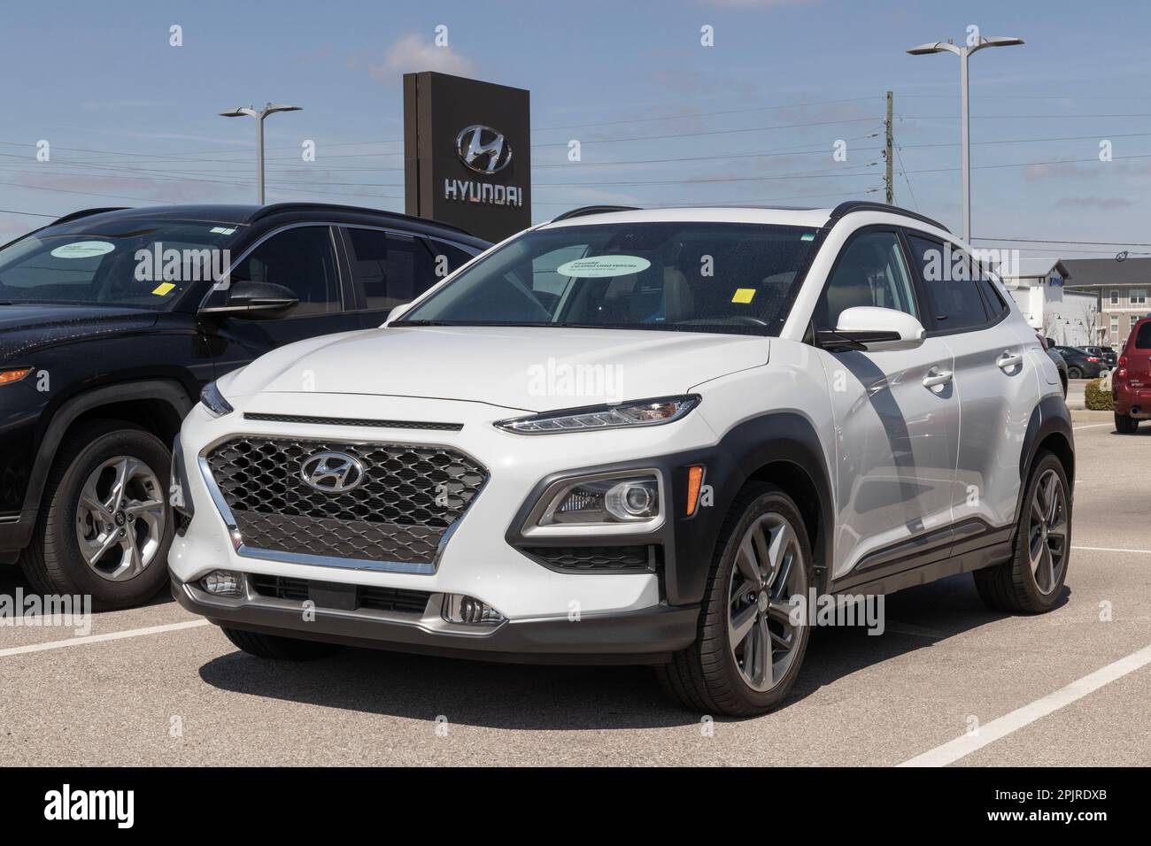 Avon - circa April 2023: Nutzung des Hyundai Kona-Displays bei einem Händlerbetrieb. Bei Lieferproblemen verlässt sich Hyundai auf den Verkauf von Gebrauchtwagen, um die Nachfrage zu befriedigen. Stockfoto