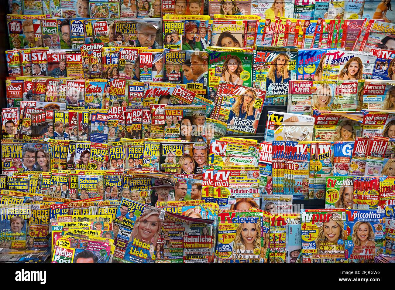 Viele Titel der Regenbogenpresse werden in einem Buchladen am Bahnhof, Hamm, Ruhrgebiet, Nordrhein-Westfalen, Deutschland, illustriert Stockfoto