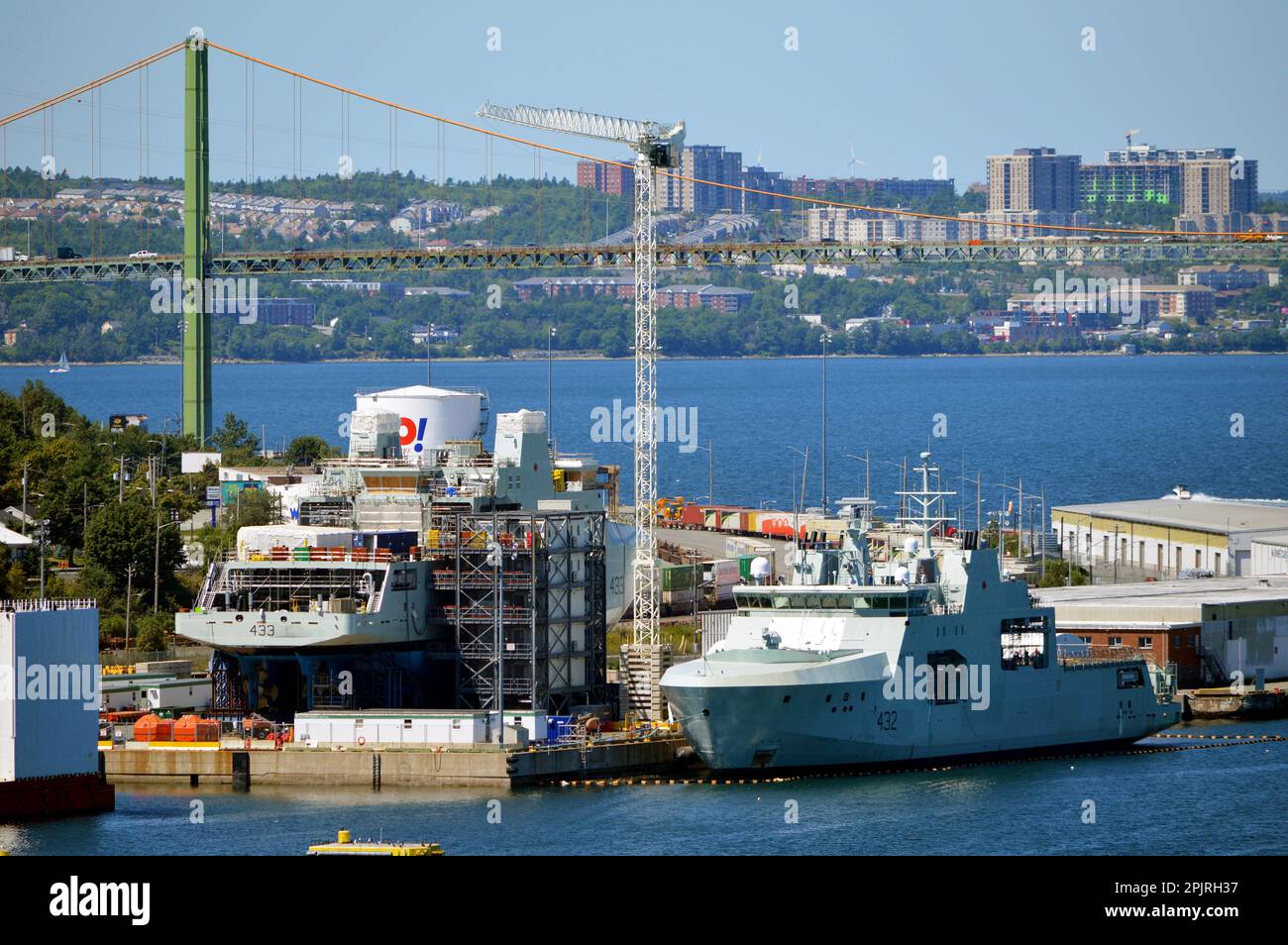 HMCS Max Bernays und HMCS William Hall bei Halifax Shipyard, betrieben von Irving Shipbuilding Inc., in Halifax, Nova Scotia, Kanada (2022) Stockfoto