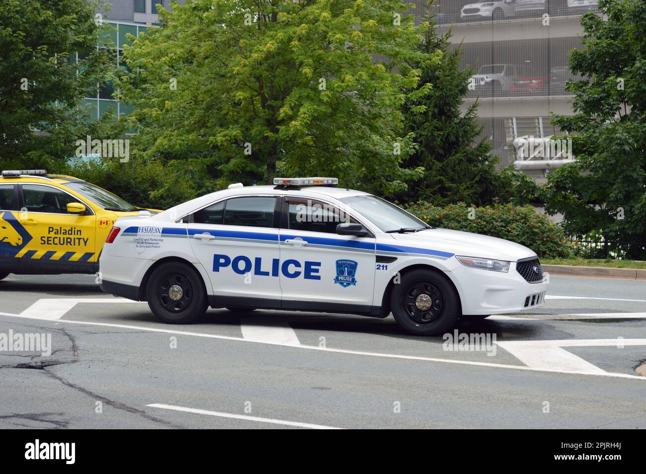 Ein Polizeiwagen der Halifax Regional Police, ein Polizeiabfangjäger von Ford, parkt vor dem Halifax Stanfield International Airport Terminal in Nova Scotia, Kanada Stockfoto