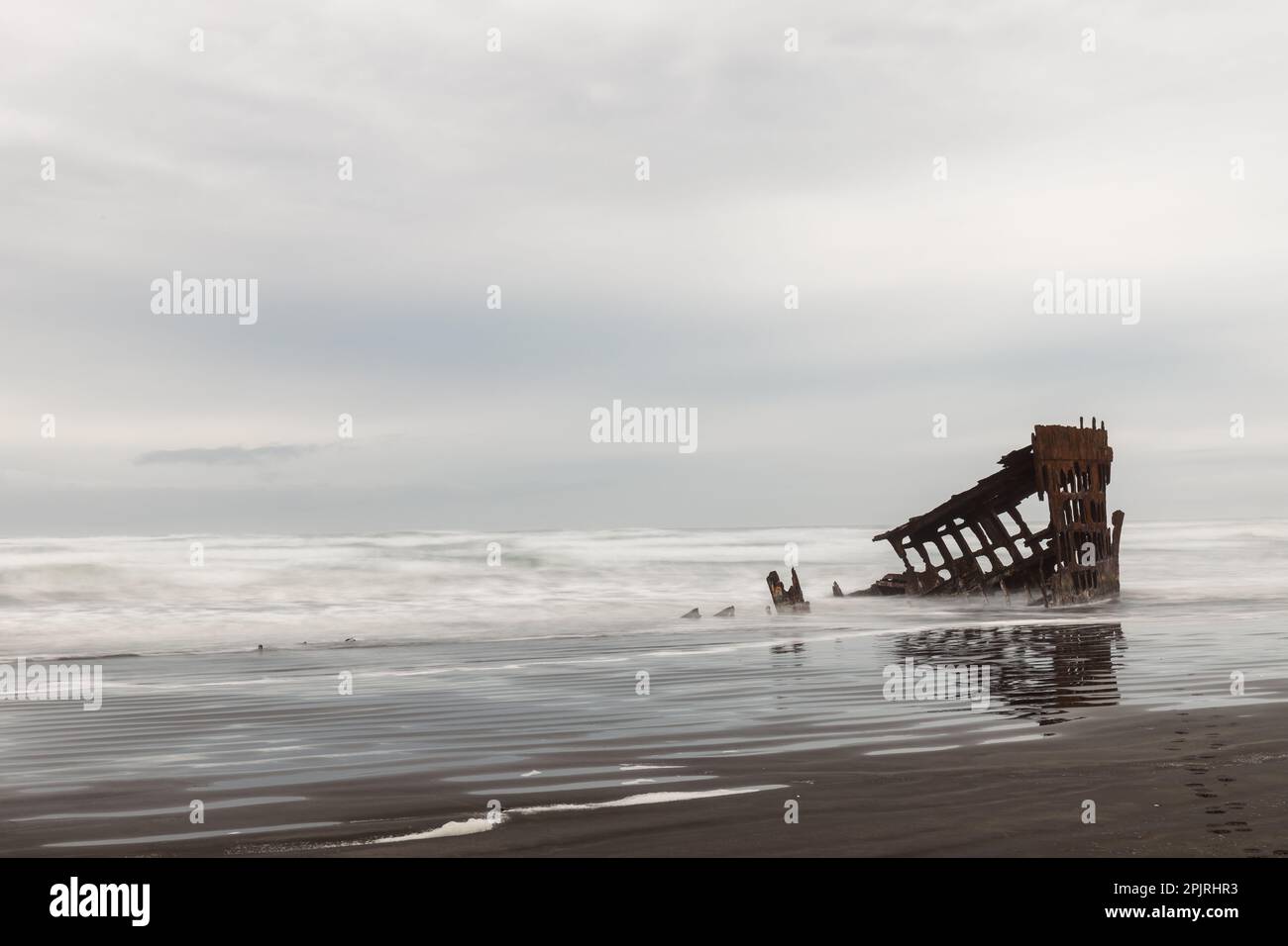 Das Wrack von Peter Iredale mit Reflexion im Pazifik Stockfoto
