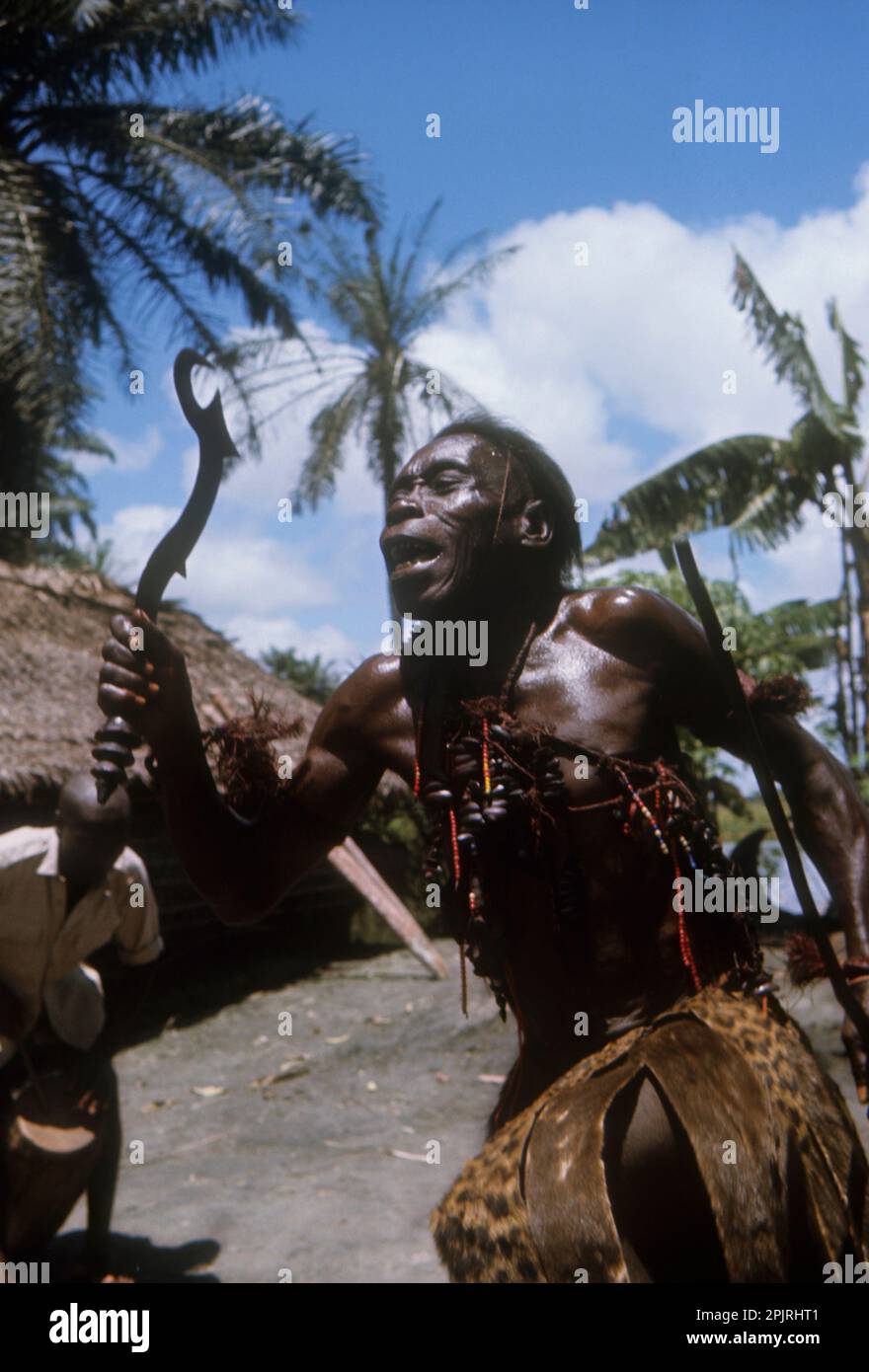 Afrika, Demokratische Republik Kongo, Ngiri-Gebiet. Ethnische Gruppe der Libinza. Diviner tanzt, hält ein zeremonielles Messer. Stockfoto