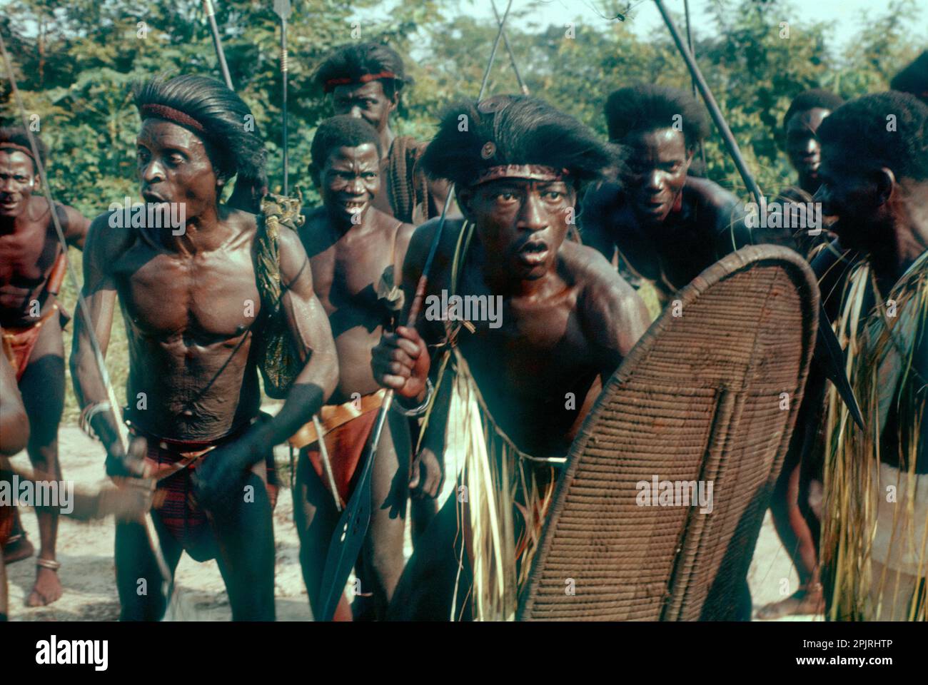 Festivitäten for the Independence of the Congo, 1960. Männer der ethnischen Gruppe Kela (sprechen Mongo-Sprache), die mit Speer und geflochtenem Schild tanzen. Stockfoto