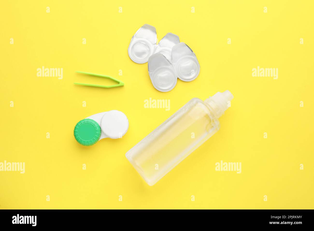 Pakete mit Kontaktlinsen, Tasche, Pinzette und Tropfen auf gelbem  Hintergrund, flach liegend Stockfotografie - Alamy