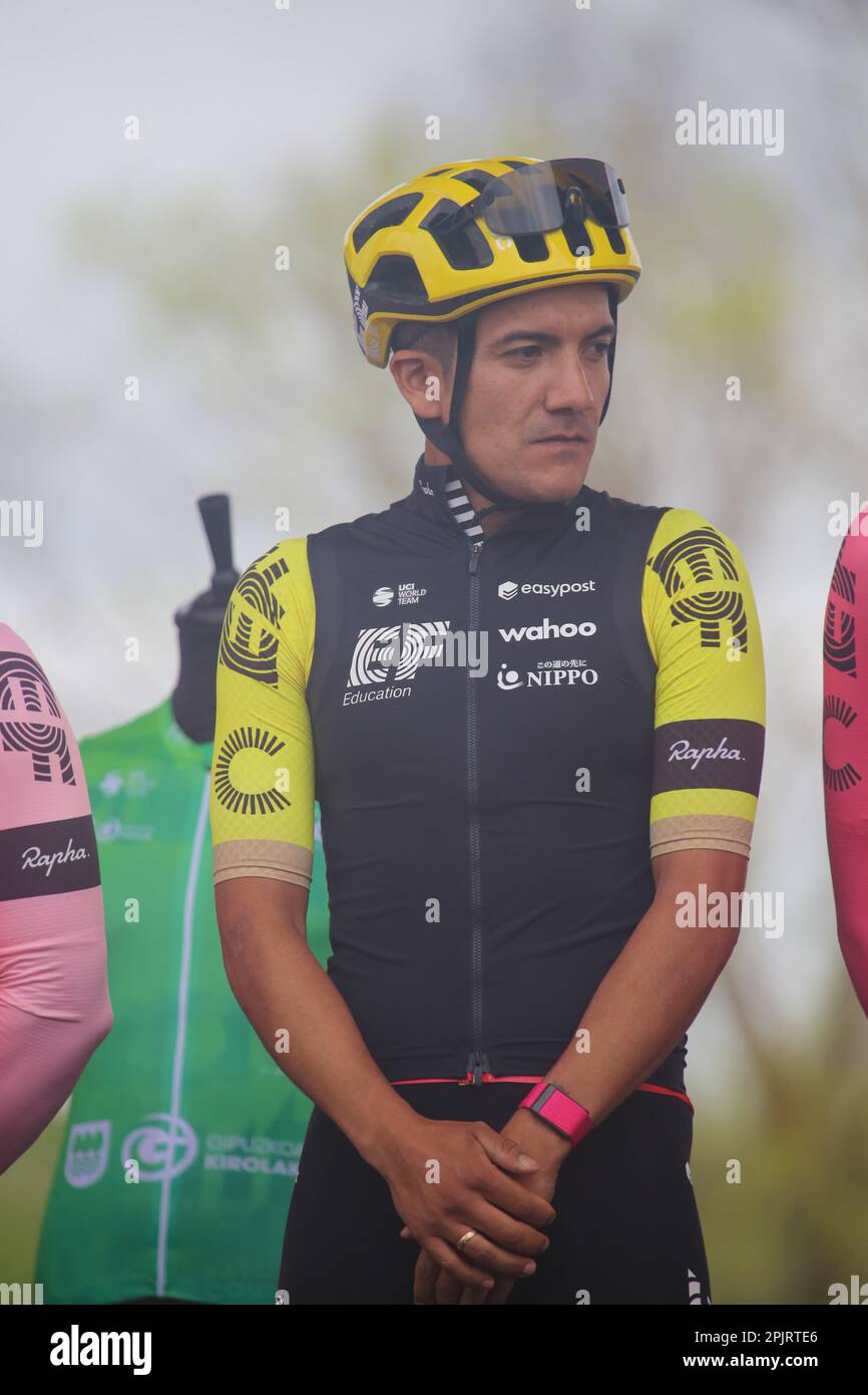 Vitoria-Gasteiz, Spanien. 3. April 2023. Der EF Education - Easypost Runner Richard Carapaz in der Präsentation während der 1. Etappe des Baskenlandes Itzulia 2023 zwischen Vitoria-Gasteiz und Labastida am 03. April 2023 in Vitoria-Gasteiz, Spanien. (Foto: Alberto Brevers/Pacific Press) Kredit: Pacific Press Media Production Corp./Alamy Live News Stockfoto