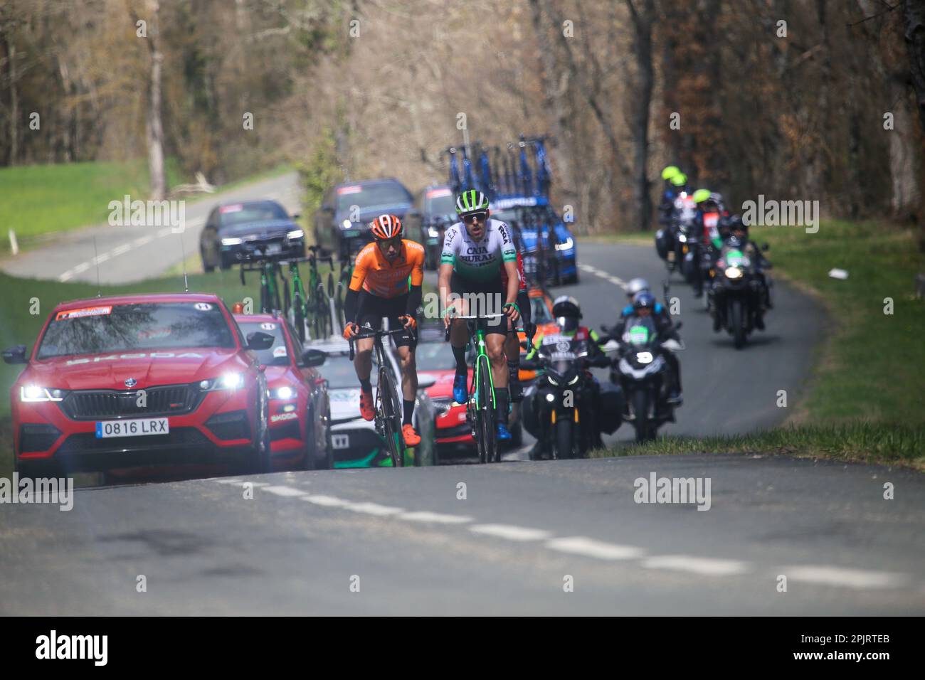 Arraia-Maeztu, Spanien. 3. April 2023. Die Flucht, angeführt von Txomin Juaristi (Euskaltel - Euskadi), gefolgt von Jon Barrenetxea (Caja Rural - Seguros RGA) und Cristian Rodriguez (Team ARKEA - Samsic) während der 1. Etappe des Baskenlandes Itzulia 2023 zwischen Vitoria-Gasteiz und Labastida, am 3. April 2023 in Arraezia, Spanien. (Foto: Alberto Brevers/Pacific Press) Kredit: Pacific Press Media Production Corp./Alamy Live News Stockfoto