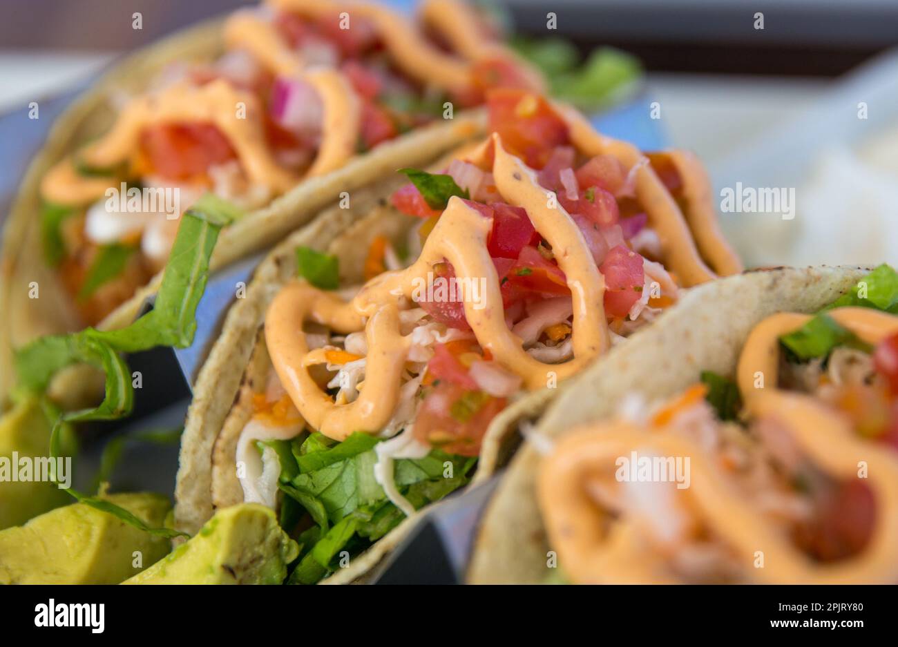 Nahaufnahme von Taco Trio mit Chipotle Sauce Stockfoto