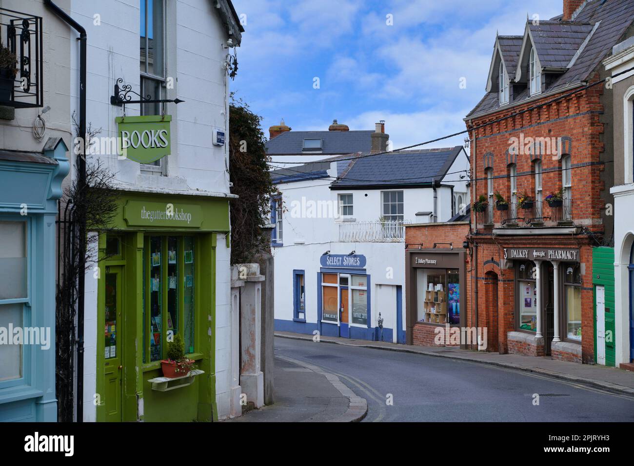 Malerische alte Geschäfte in der Küstenstadt Dalkey, Irland Stockfoto