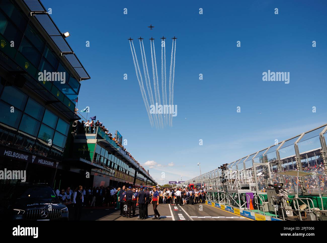 Melbourne, Australien. 02. April 2023. MELBOURNE, AUSTRALIEN, Albert Park Street Circuit, 2. April: Ein Luftkampf über der Boxengasse während des australischen Formel 1 Grand Prix auf dem Albert Park Street Circuit am 2. April 2023. Formel 1 – F1 Motorsport, gebührenpflichtiges Bild, Foto und Copyright © PETERSON Mark/ ATP Images (PETERSON Mark/ATP/SPP) Guthaben: SPP Sport Press Photo. Alamy Live News Stockfoto