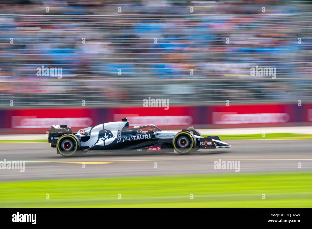 Melbourne, Australien. 31. März 2023 Der Formel-1-Fahrer Nyck De Vries (Alpha Tauri #21) geht während der ersten kostenlosen Trainingseinheit durch die hintere gerade Schikane. Kredit: James Forrester/Alamy Live News Stockfoto