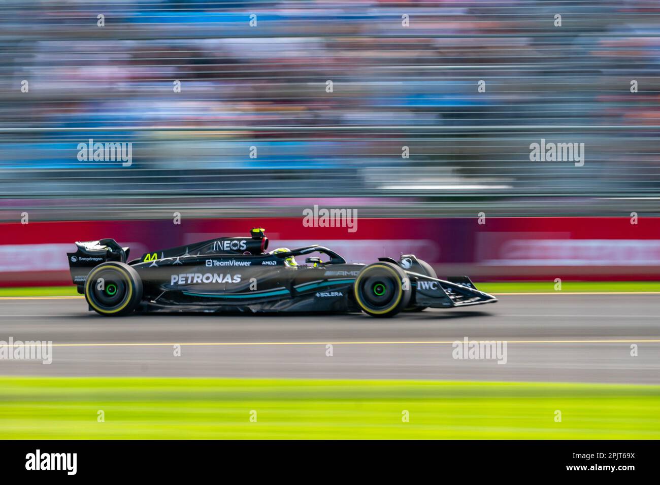 Melbourne, Australien. 31. März 2023 Der Formel-1-Fahrer Lewis Hamilton (Mercedes Nr. 44) geht während des ersten kostenlosen Trainings durch die hintere gerade Schikane. Kredit: James Forrester/Alamy Live News Stockfoto