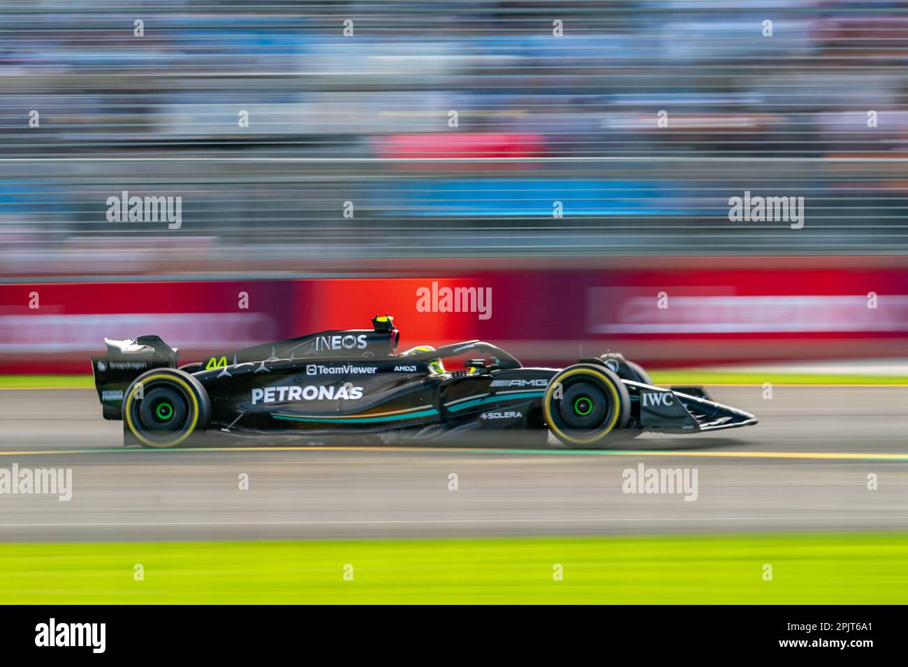 Melbourne, Australien. 31. März 2023 Der Formel-1-Fahrer Lewis Hamilton (Mercedes Nr. 44) geht während des ersten kostenlosen Trainings durch die hintere gerade Schikane. Kredit: James Forrester/Alamy Live News Stockfoto