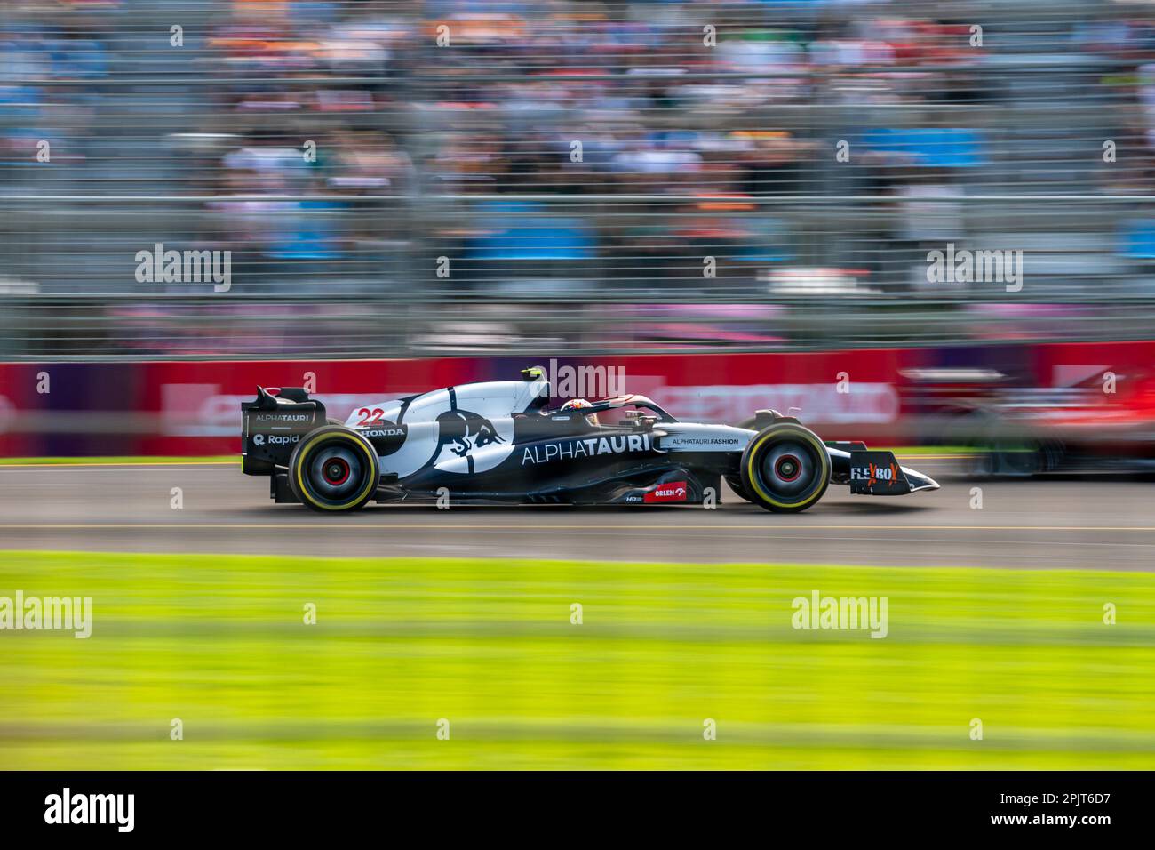 Melbourne, Australien. 31. März 2023 Der Formel-1-Fahrer Yuki Tsunoda (Alpha Tauri #22) geht während der ersten kostenlosen Trainingseinheit durch die hintere gerade Schikane. Kredit: James Forrester/Alamy Live News Stockfoto