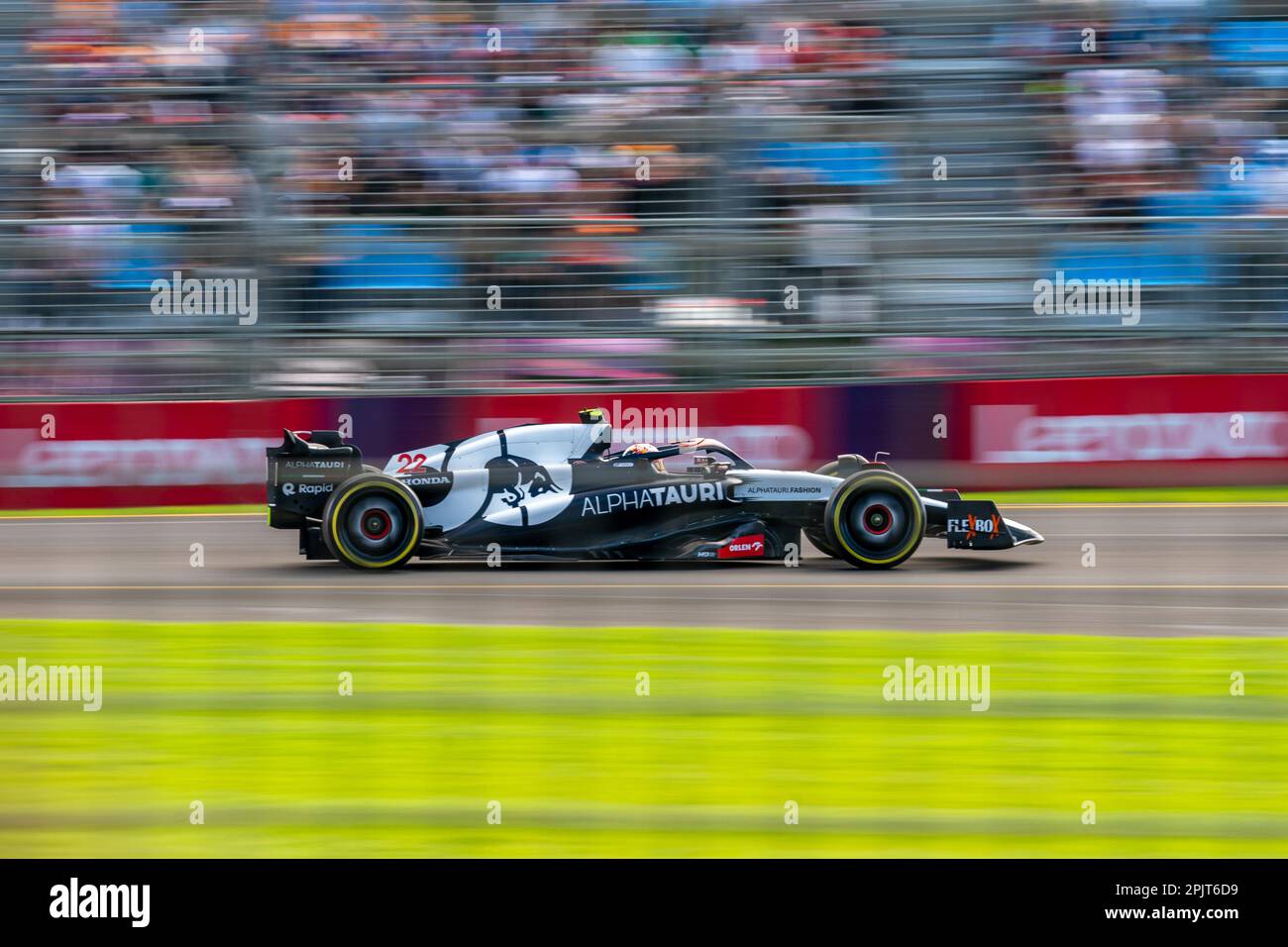 Melbourne, Australien. 31. März 2023 Der Formel-1-Fahrer Yuki Tsunoda (Alpha Tauri #22) geht während der ersten kostenlosen Trainingseinheit durch die hintere gerade Schikane. Kredit: James Forrester/Alamy Live News Stockfoto