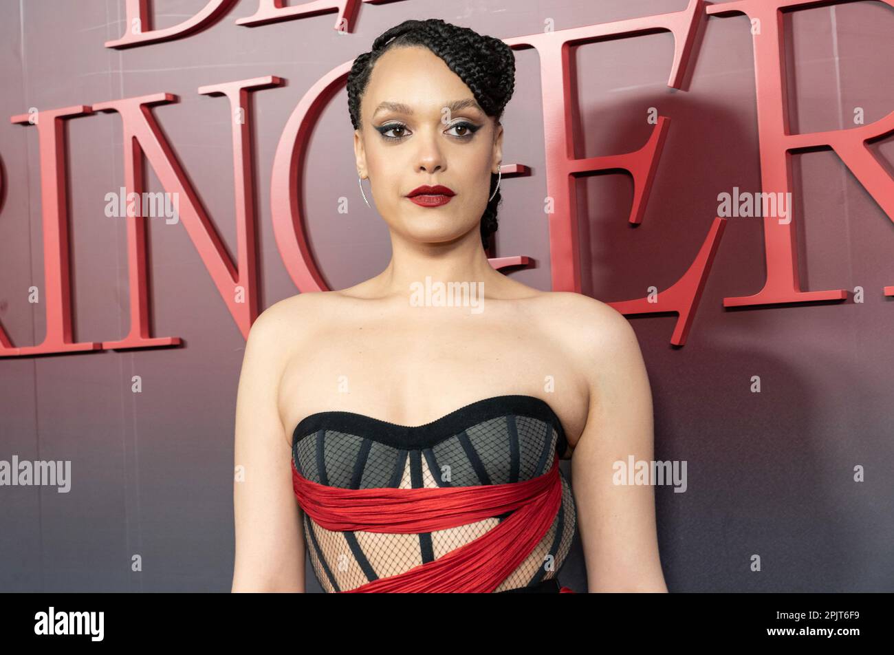 Britne Oldford trägt das Kleid von Maria Lucia Hohan und nimmt am 3. April 2023 an der Weltpremiere „Dead Ringer“ von Amazon Prime bei Metrograph in New York Teil Stockfoto