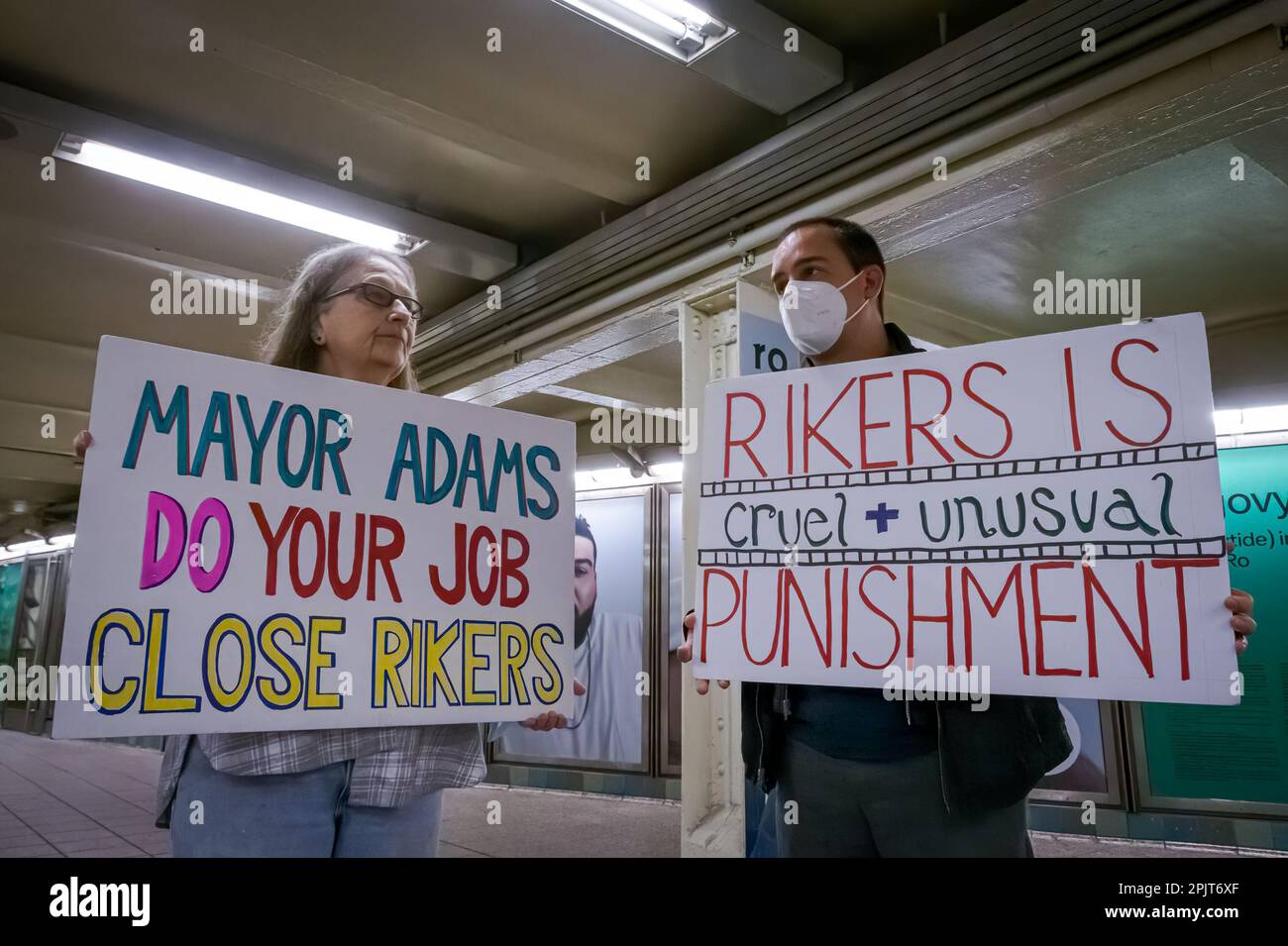 USA. 03. April 2023. Am 3. April haben sich 2023 Mitglieder der Aktivistengruppe auf der wöchentlichen Close Rikers Vigil-Veranstaltung in der Shuttle-Halle in der U-Bahn-Station Times Square versammelt. (Foto: Erik McGregor/Sipa USA) Guthaben: SIPA USA/Alamy Live News Stockfoto