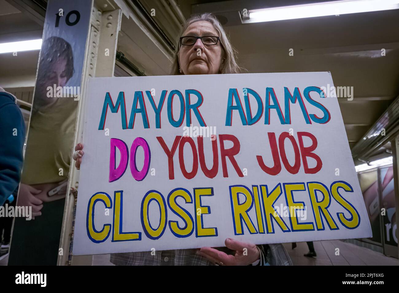 USA. 03. April 2023. Am 3. April haben sich 2023 Mitglieder der Aktivistengruppe auf der wöchentlichen Close Rikers Vigil-Veranstaltung in der Shuttle-Halle in der U-Bahn-Station Times Square versammelt. (Foto: Erik McGregor/Sipa USA) Guthaben: SIPA USA/Alamy Live News Stockfoto