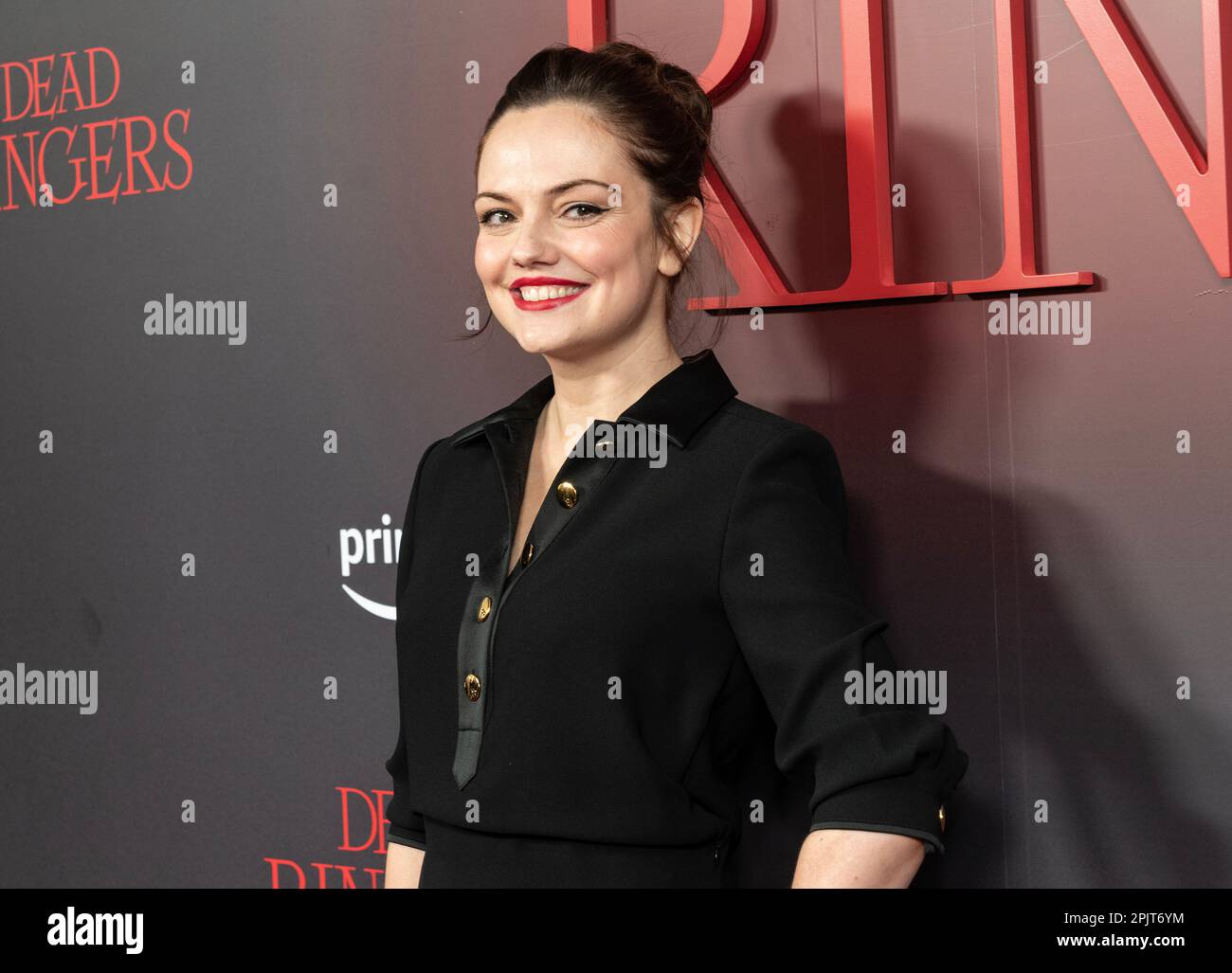 Emily Meade trägt ein Kleid von St. John nimmt am 3. April 2023 an der