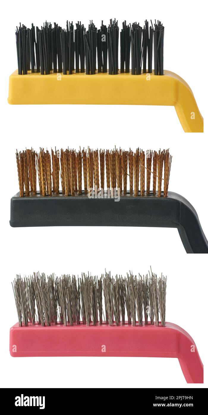 Nahaufnahme verschiedener Drahtbürsten, industrieller Kupfer-, Stahl- und Nylonbürsten für Rostflächen, Kfz-mechanische Reinigung und Polieren, isolierter Ausschnitt Stockfoto
