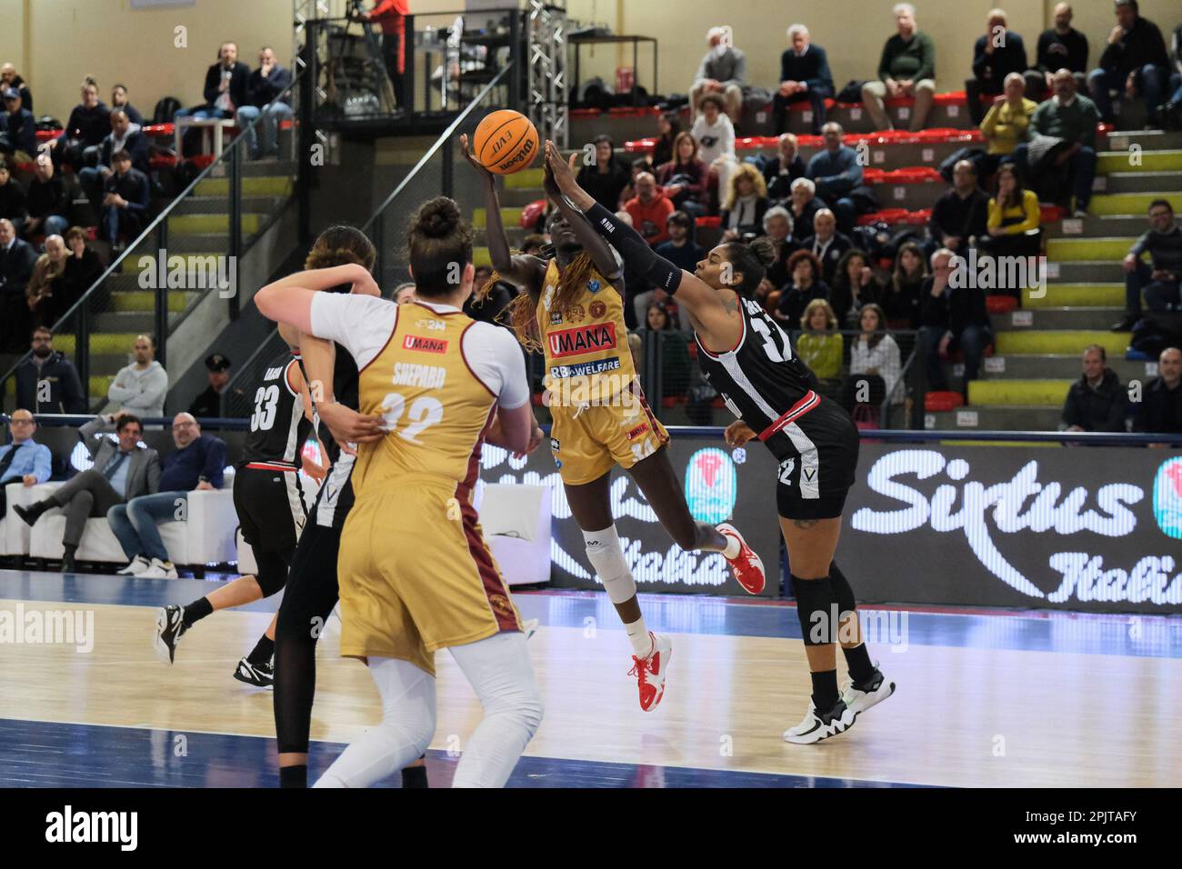 Campobasso, Italien. 31. März 2023. Awak Sabit Bior Kuier von Umana Reyer Venezia (C) und Cheyenne Sernina Parker von Virtus Segafredo Bologna (R) in Aktion während des Halbfinales der letzten acht Frauen des italienischen Pokals 2023 zwischen Virtus Segafredo Bologna und Umana Reyer Venezia in der La Molisana Arena. Umana Reyer Venezia Team schlug Virtus Segafredo Bologna Team mit einem Ergebnis von 63:78. (Foto: Elena Vizzoca/SOPA Images/Sipa USA) Guthaben: SIPA USA/Alamy Live News Stockfoto