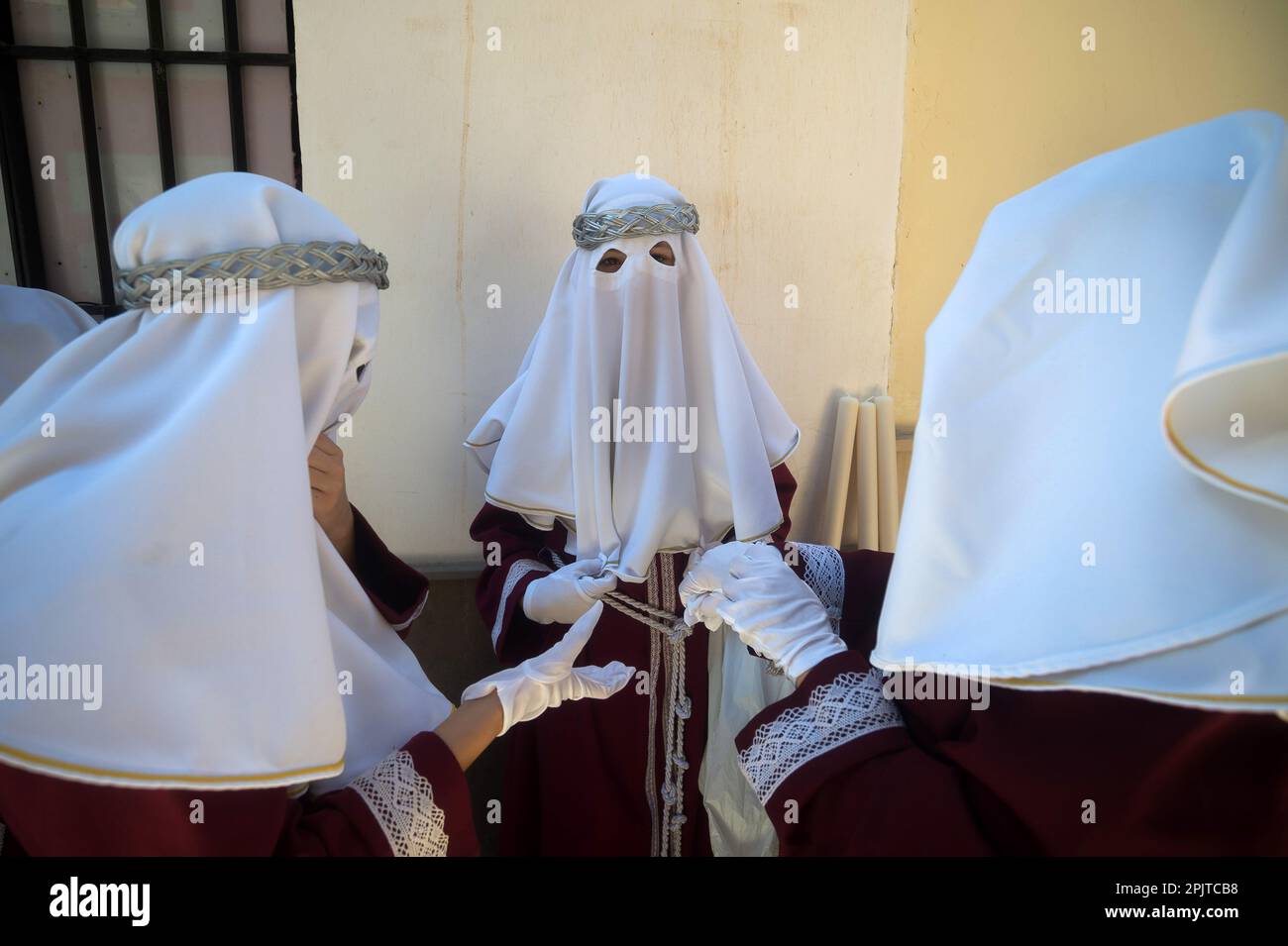 Malaga, Spanien. 03. April 2023. Die Brüder „Gitanos“ werden bei der Vorbereitung beobachtet, bevor sie während der Feierlichkeiten der Heiligen Woche an einer Prozession teilnehmen. Tausende von Menschen feiern die Heilige Woche und warten darauf, die Bruderschaften und Osterprozessionen in den Straßen der Stadt zu sehen. Die Heilige Woche in Andalusien, die Tausende von Gläubigen und Gläubigen zusammenbringt, gilt als eine der wichtigsten religiösen und kulturellen Feierlichkeiten in der Region. (Foto: Jesus Merida/SOPA Images/Sipa USA) Guthaben: SIPA USA/Alamy Live News Stockfoto