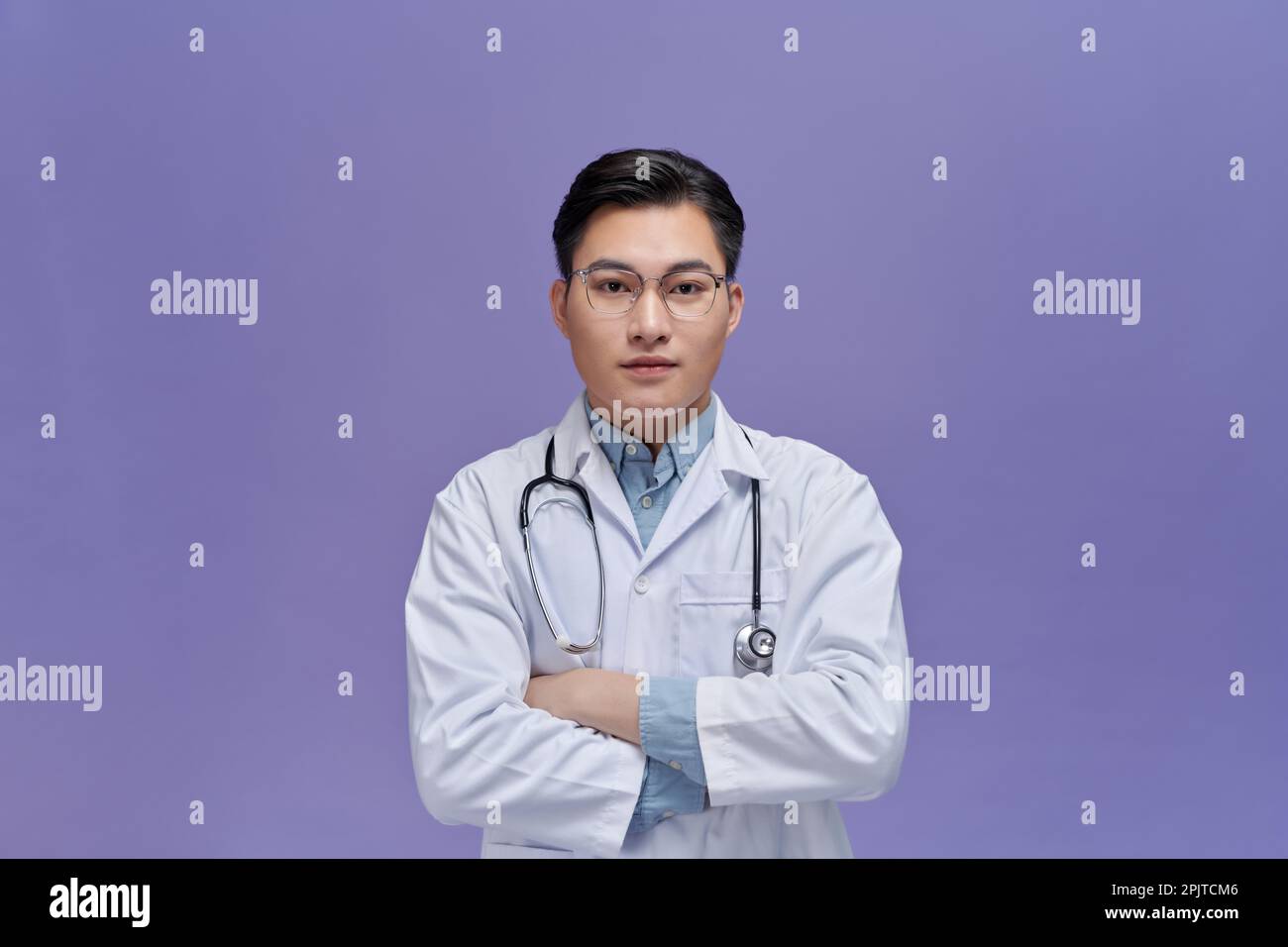 Portrait des männlichen selbstbewussten Arztes über Purple, Healthcare und Medizintechnik Konzept. Stockfoto