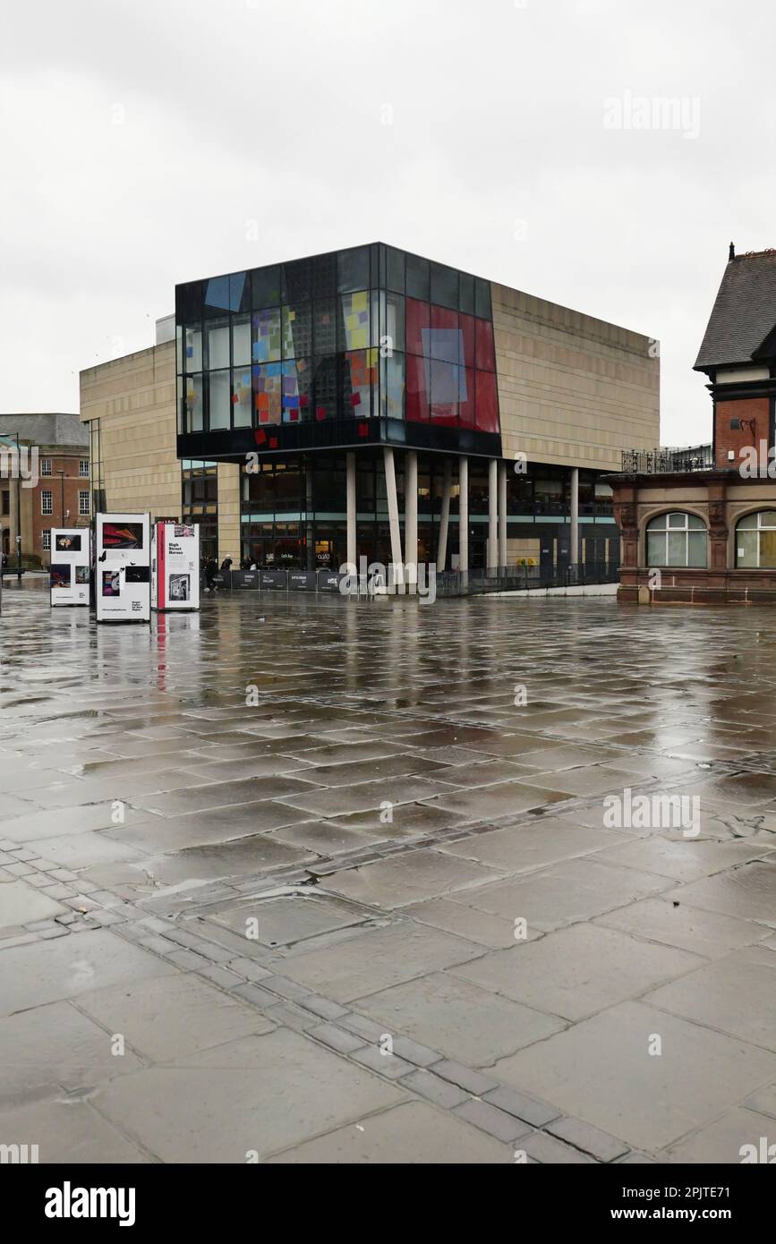 Das Quad im Zentrum von Derby direkt nach dem Regen, das seine Reflexion auf dem nassen Bürgersteig gegenüber zeigt. Stockfoto