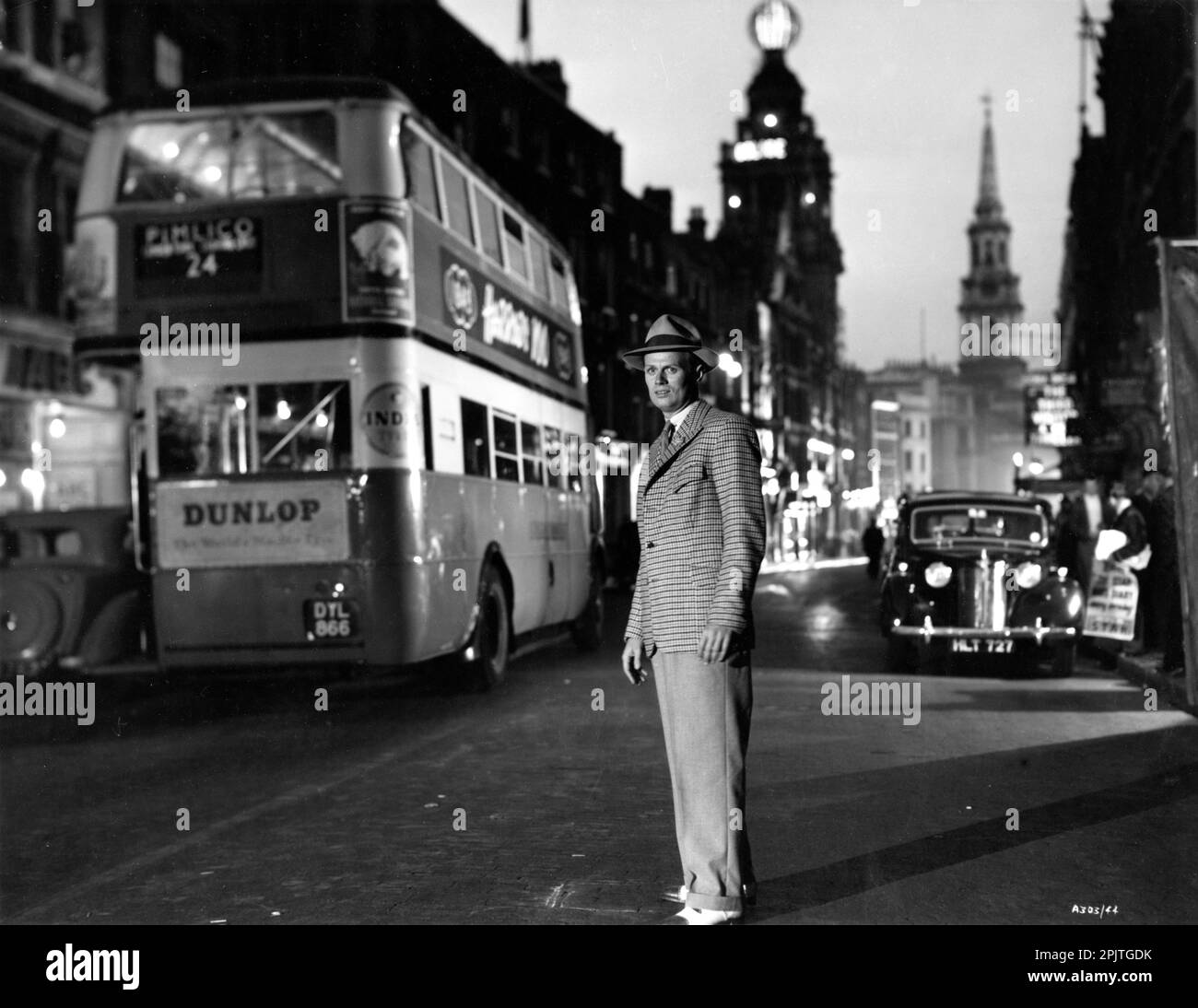 RICHARD WIDMARK steht in der Nähe des London Bus auf der St. Martin's Lane mit Coliseum Theatre und St. Martin in the Fields Church hinter ihm in DER NACHT UND DER REGISSEUR DER STADT aus dem Jahr 1950 JULES DASSIN Roman Gerald Kersh Twentieth Century Fox Stockfoto