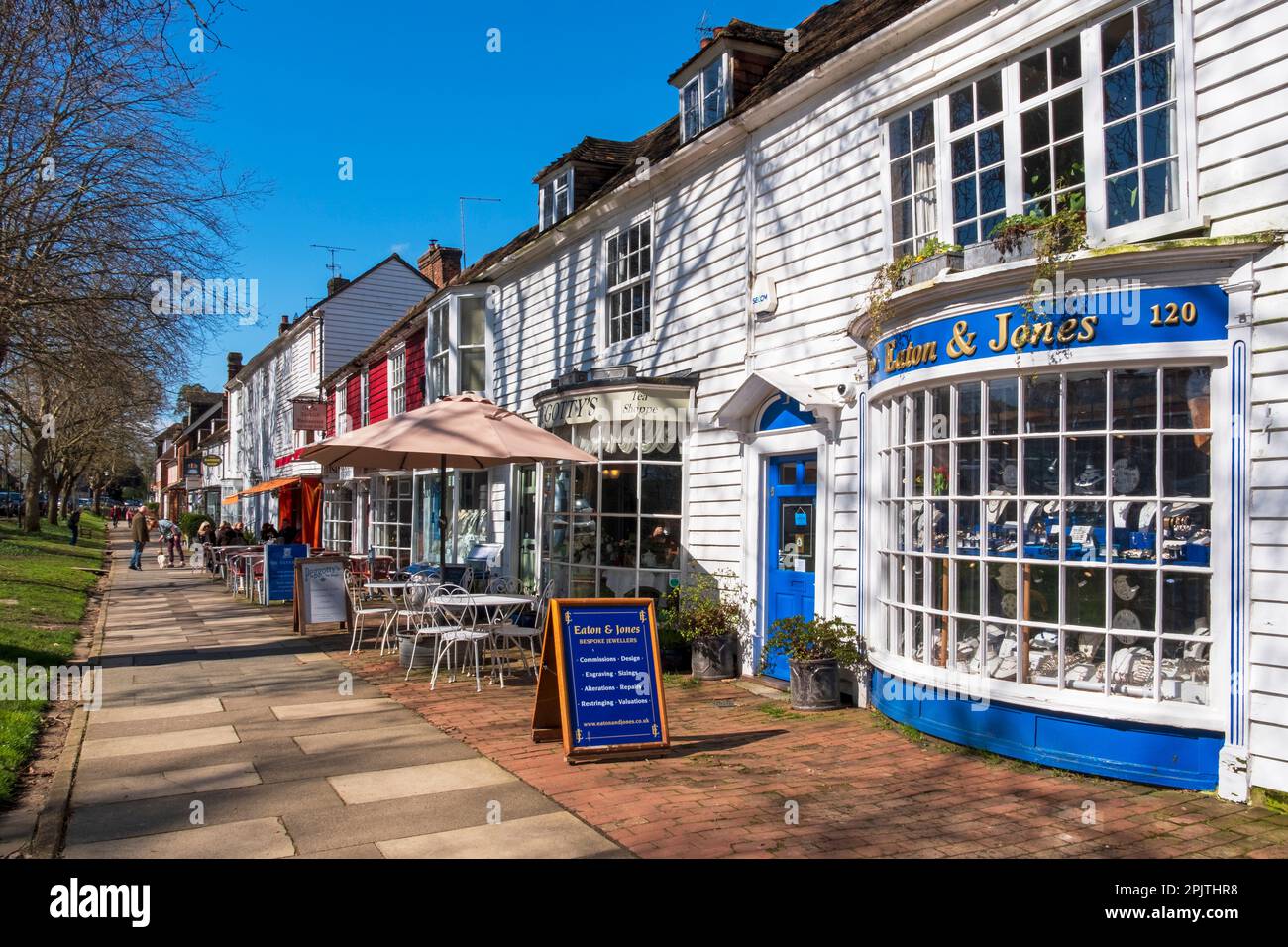 Elegante Geschäfte und Cafés auf der Tenterden High Street, Kent, Großbritannien Stockfoto