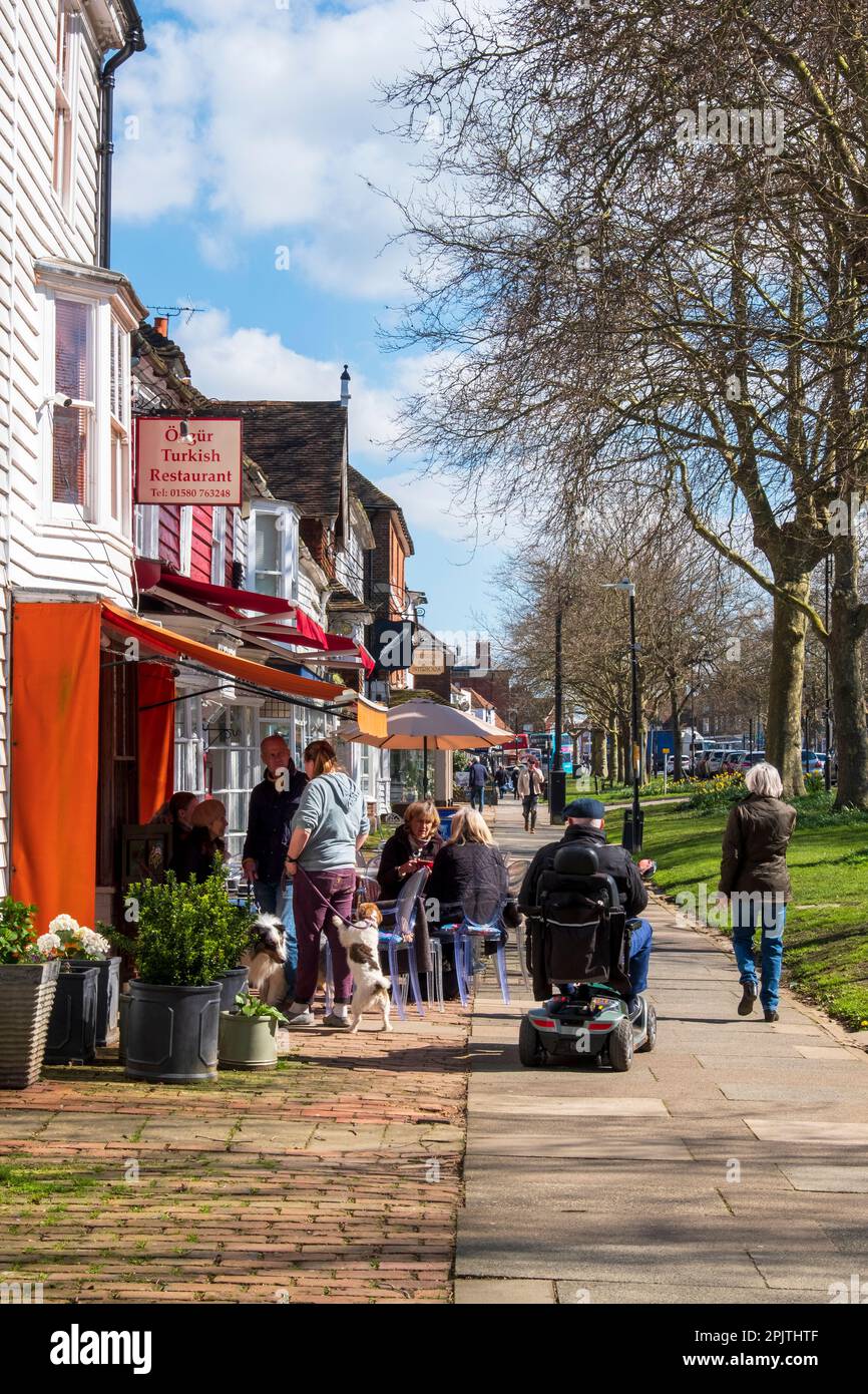 Cafés auf dem breiten Bürgersteig in der Tenterden High Street, Kent, Großbritannien Stockfoto