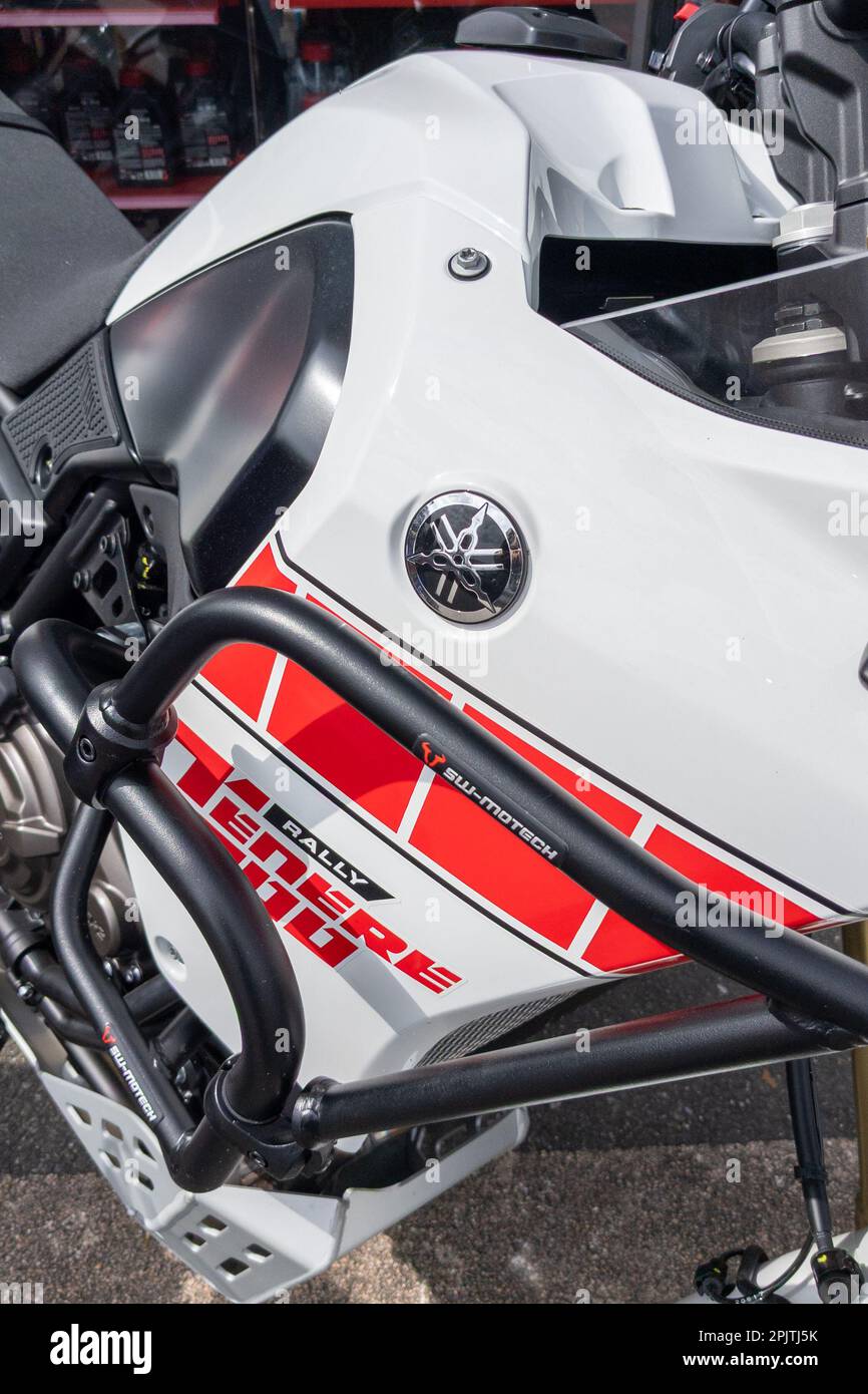 Bordeaux , Aquitaine Frankreich - 03 31 2023 : Yamaha Rally XT 700 Tenere weiß rot mit japanischem Logo und Textschild auf einem Motorrad mit sw-mot Stockfoto