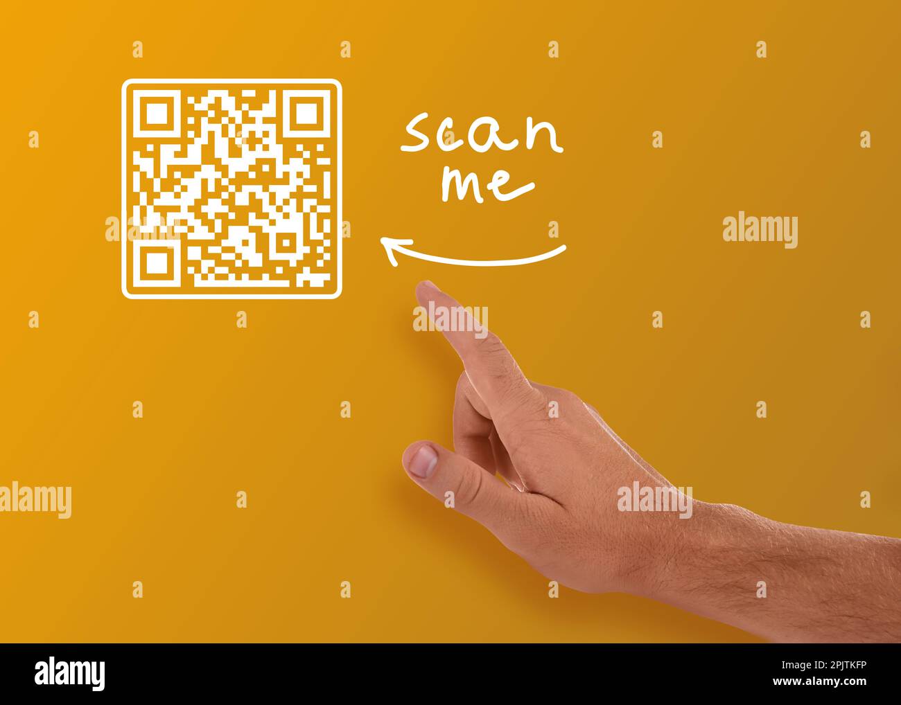 Ein Mann zeigt auf eine Abbildung des QR-Codes auf orangefarbenem Hintergrund, Nahaufnahme Stockfoto