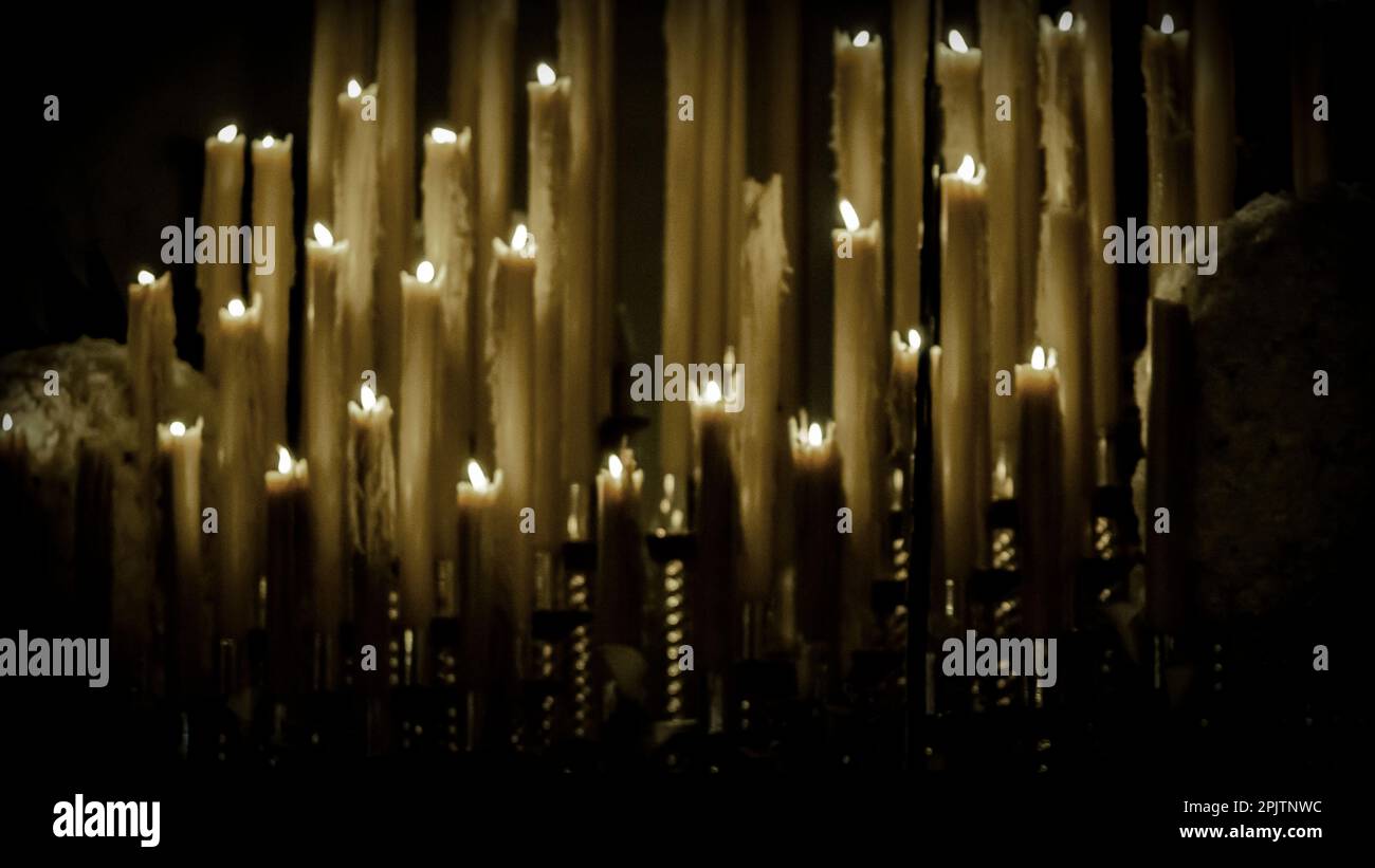 Set von Kerzen bei Nacht Stockfoto