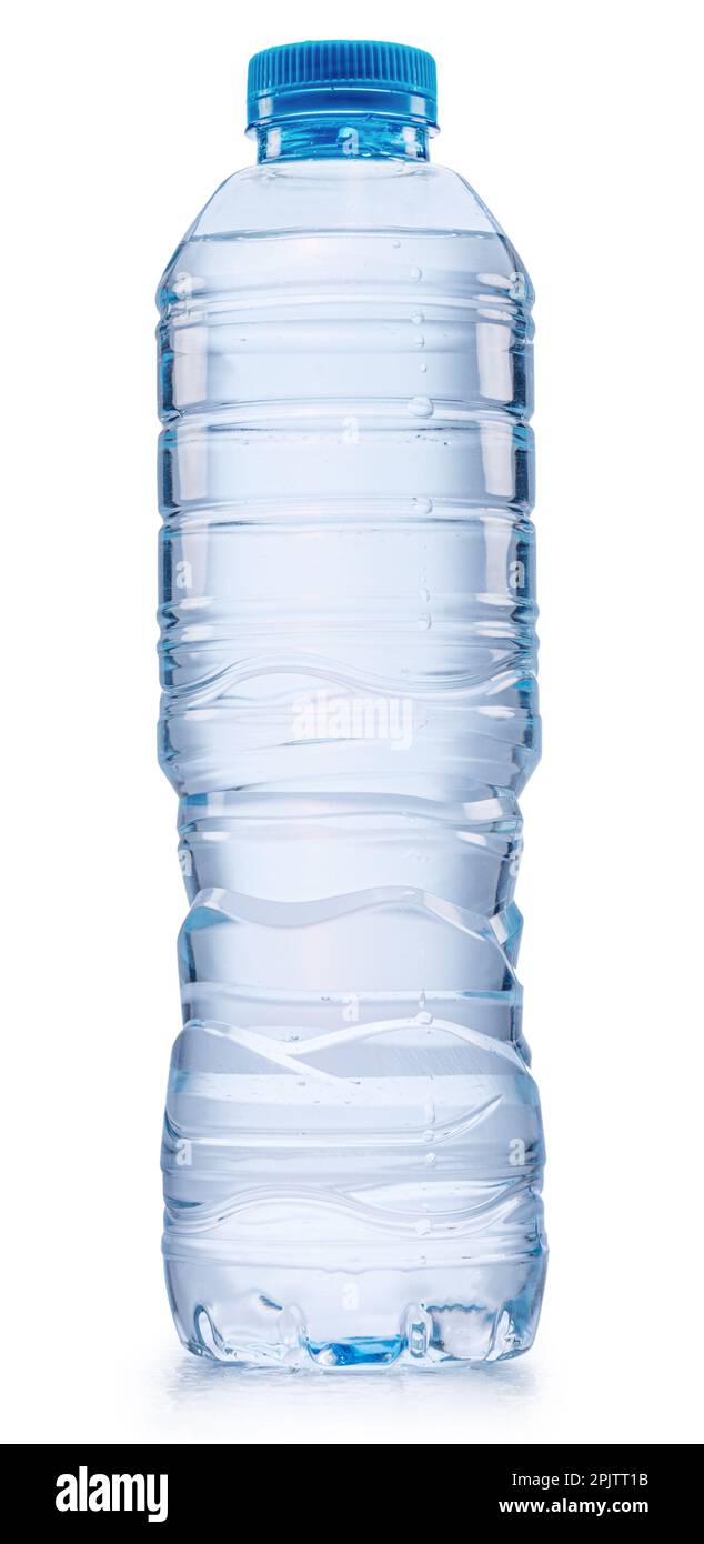 Plastikflasche mit Wasser isoliert. Datei enthält Beschneidungspfad. Stockfoto