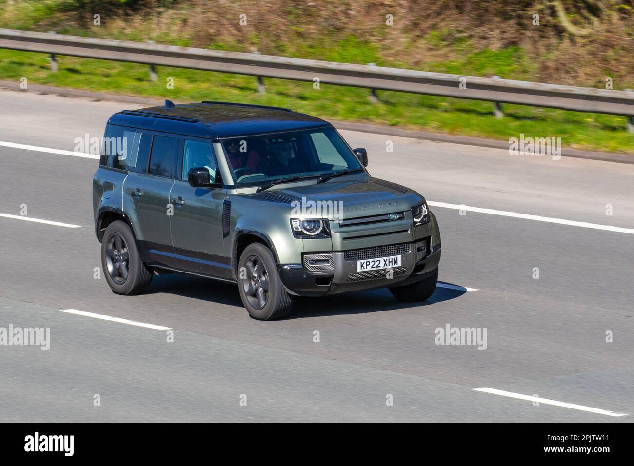 2022 mm (22") Schild grün LAND ROVER DEFENDER XDYNAMIC D MHEV A HSE 2997cc Diesel 8-Gang-Schaltgetriebe Stockfoto