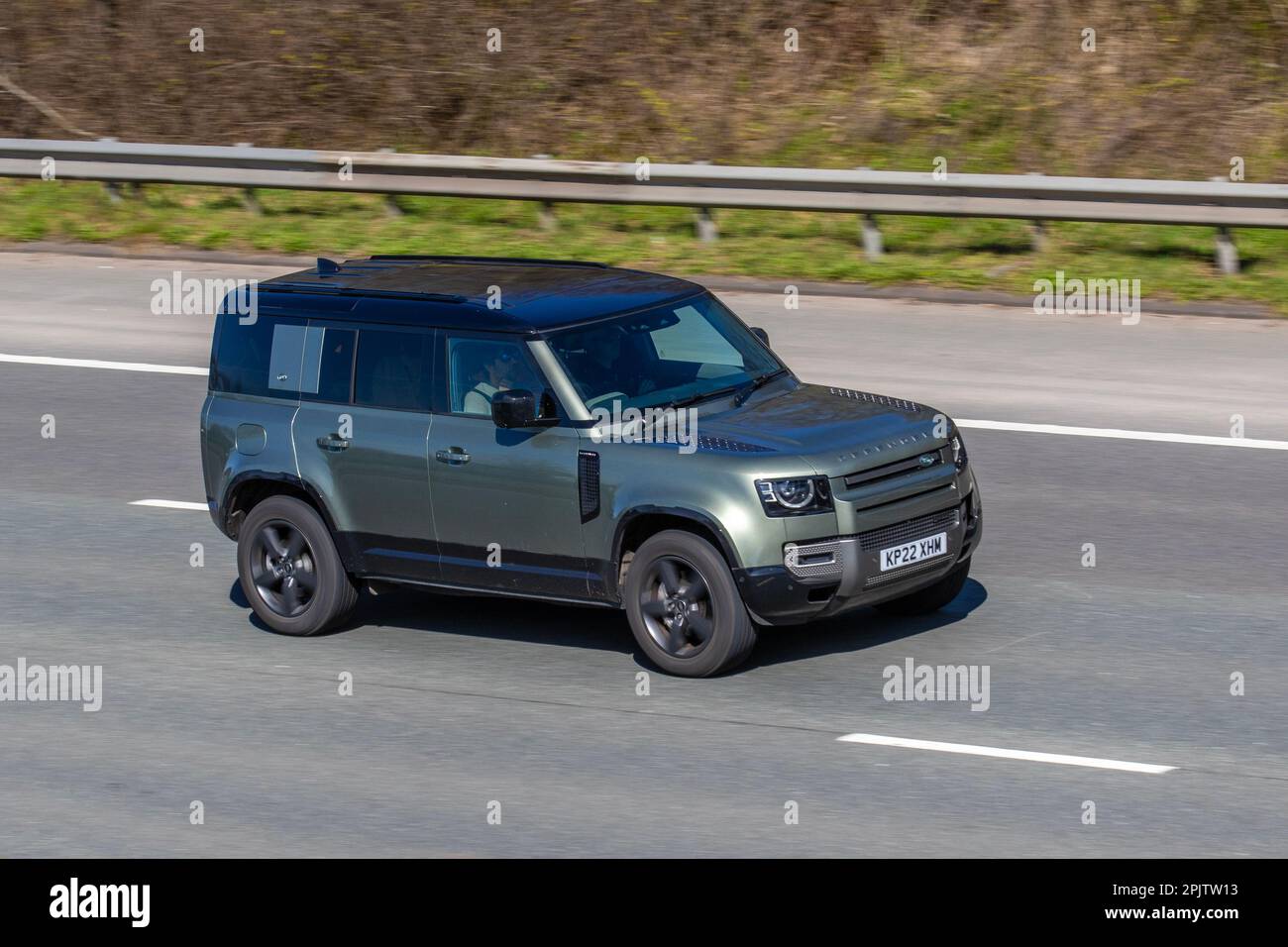 2022 mm (22") Schild grün LAND ROVER DEFENDER XDYNAMIC D MHEV A HSE 2997cc Diesel 8-Gang-Schaltgetriebe Stockfoto