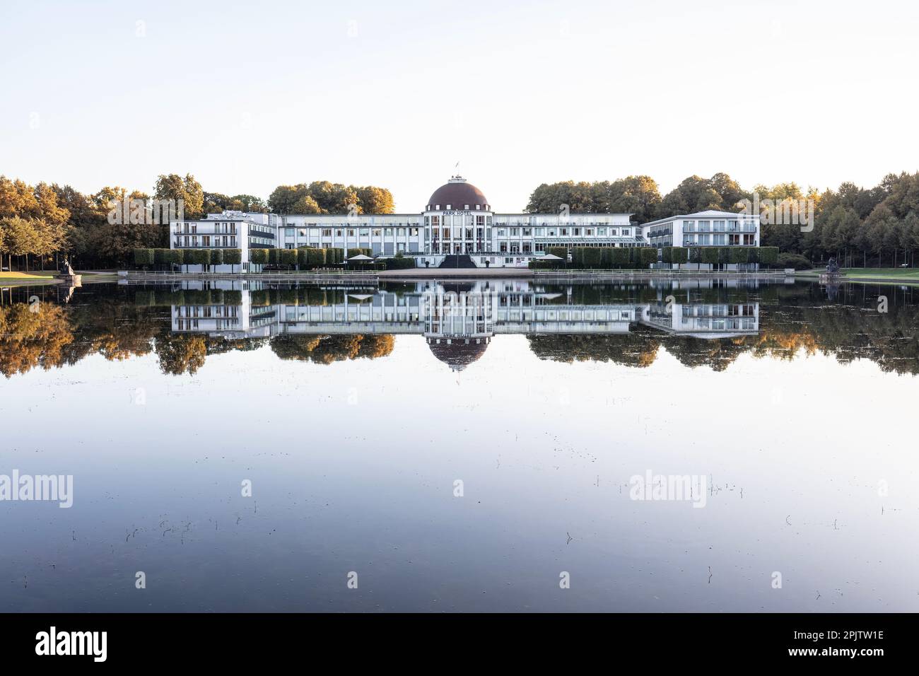 Das Park Hotel neben dem Hollersee See im historischen Burgerpark aus